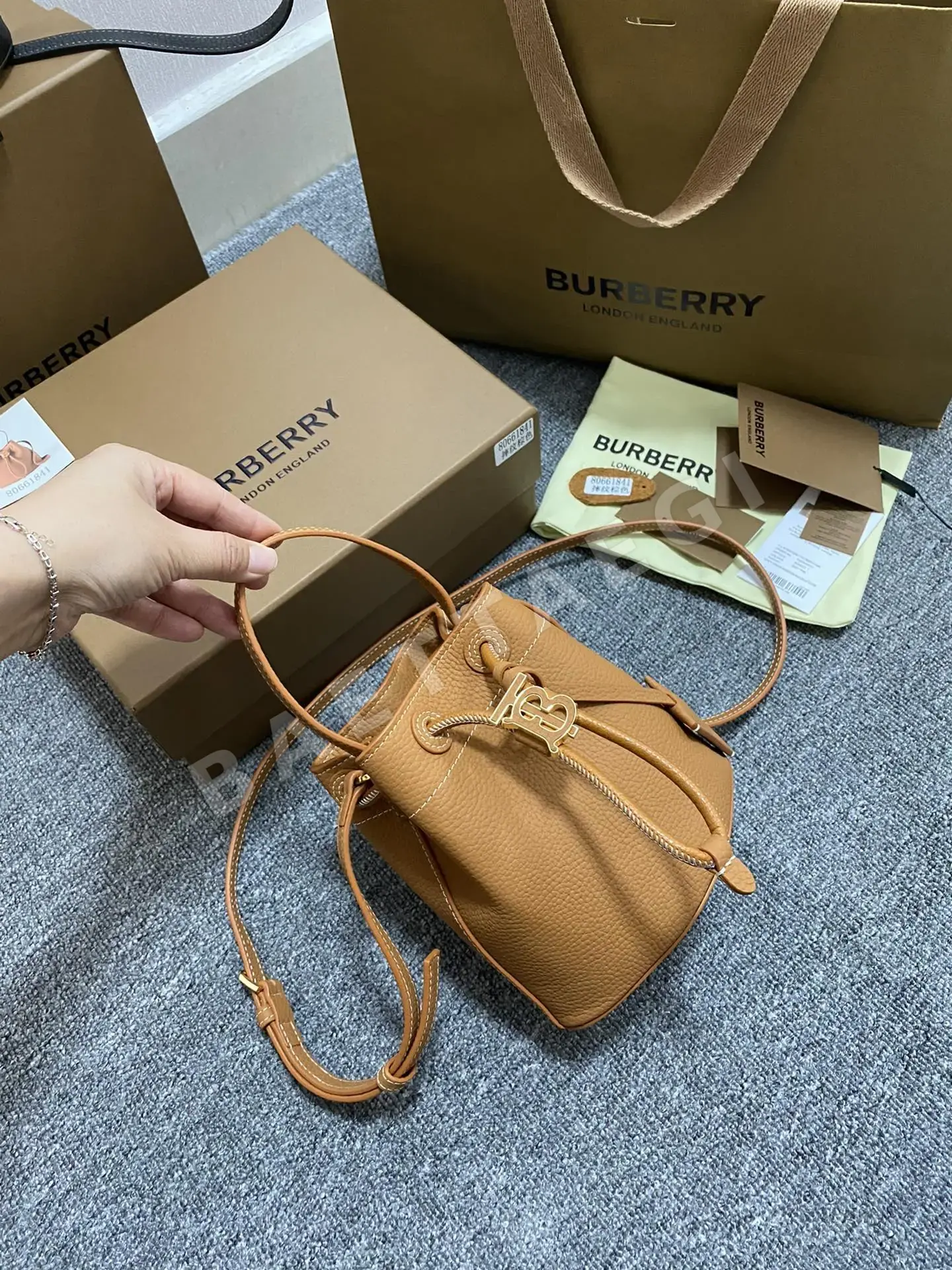 버버리 TB 시그니처 락 미니 버킷백 상세 이미지 2
