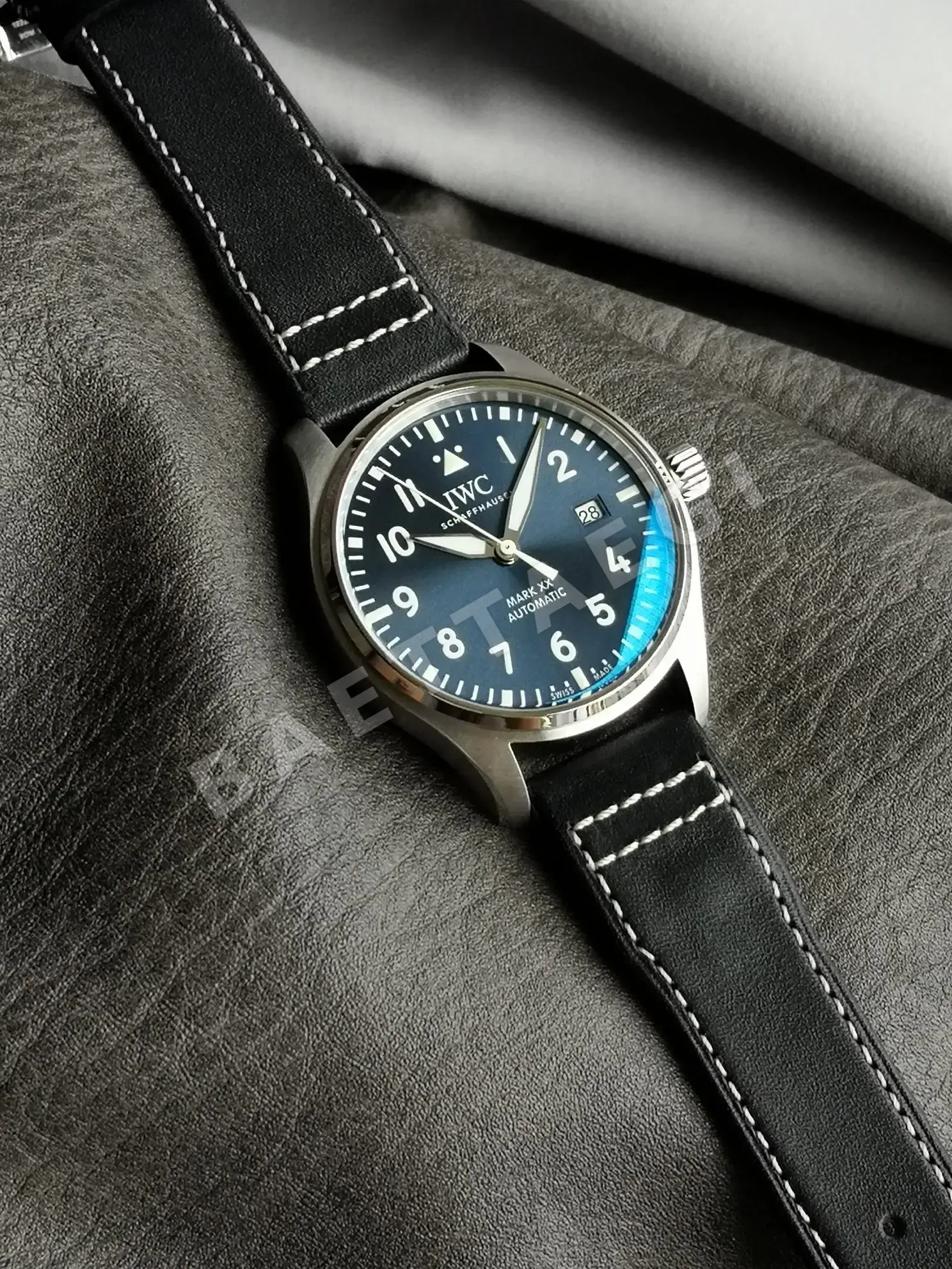 IWC 파일럿 워치 블루 다이얼 가죽 스트랩 자동 시계 IW328203 상세 이미지 4