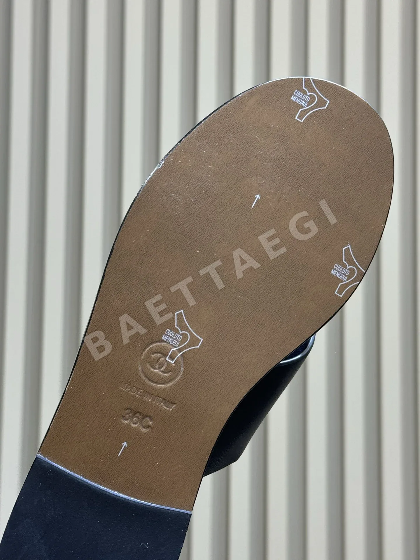 샤넬 26c 메탈 체인 화이트 크로스오버 샌들 상세 이미지 6