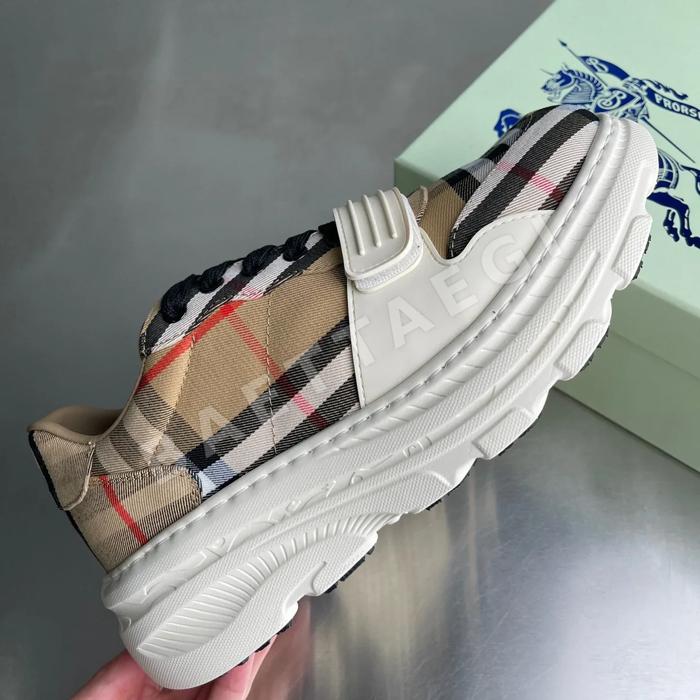 버버리 남성용 로우탑 청크 슈즈 신발 상세 이미지 4