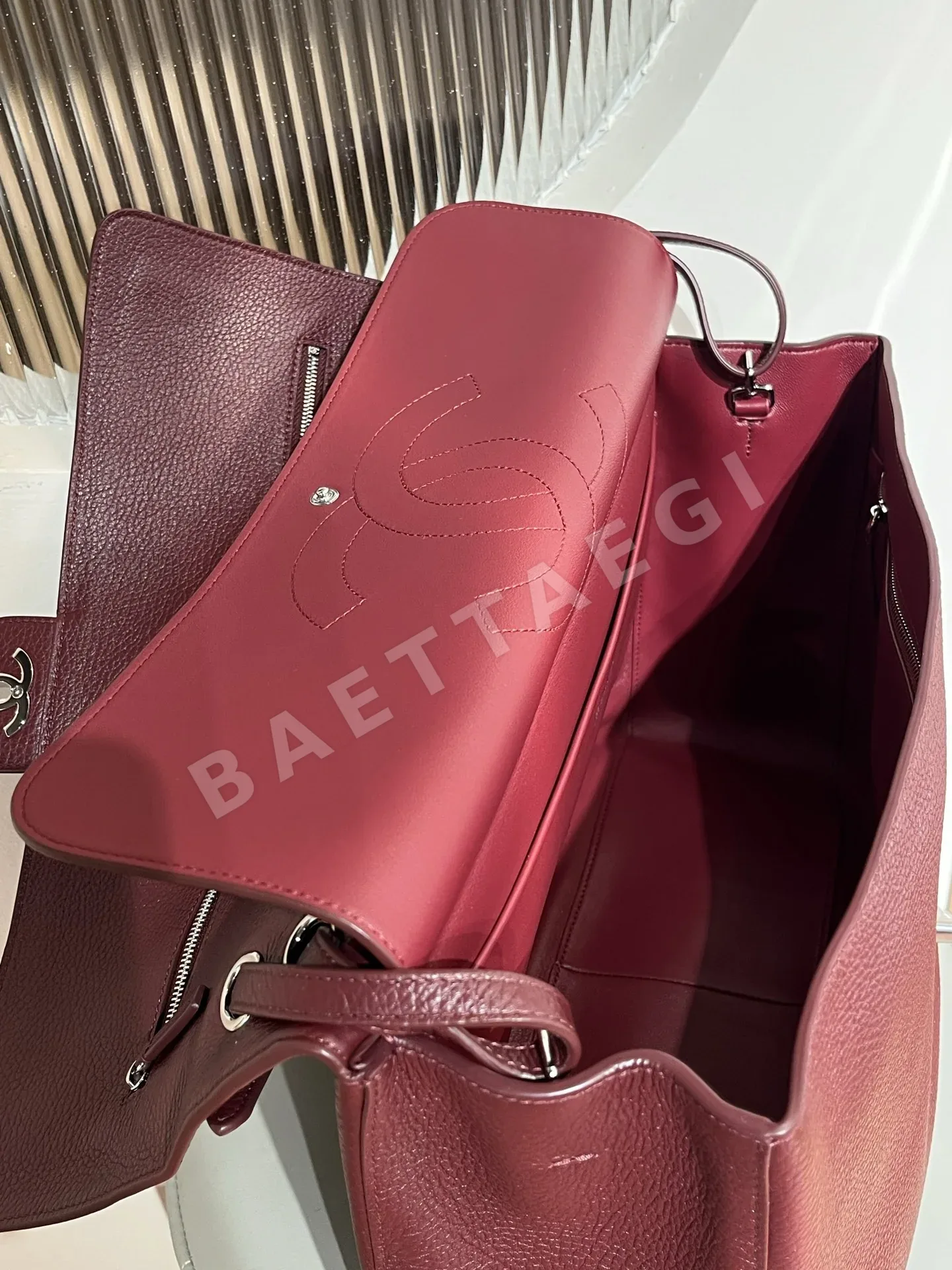 샤넬 지존 맥시 플랩 백(Grained Calfskin, AS6233) 상세 이미지 8