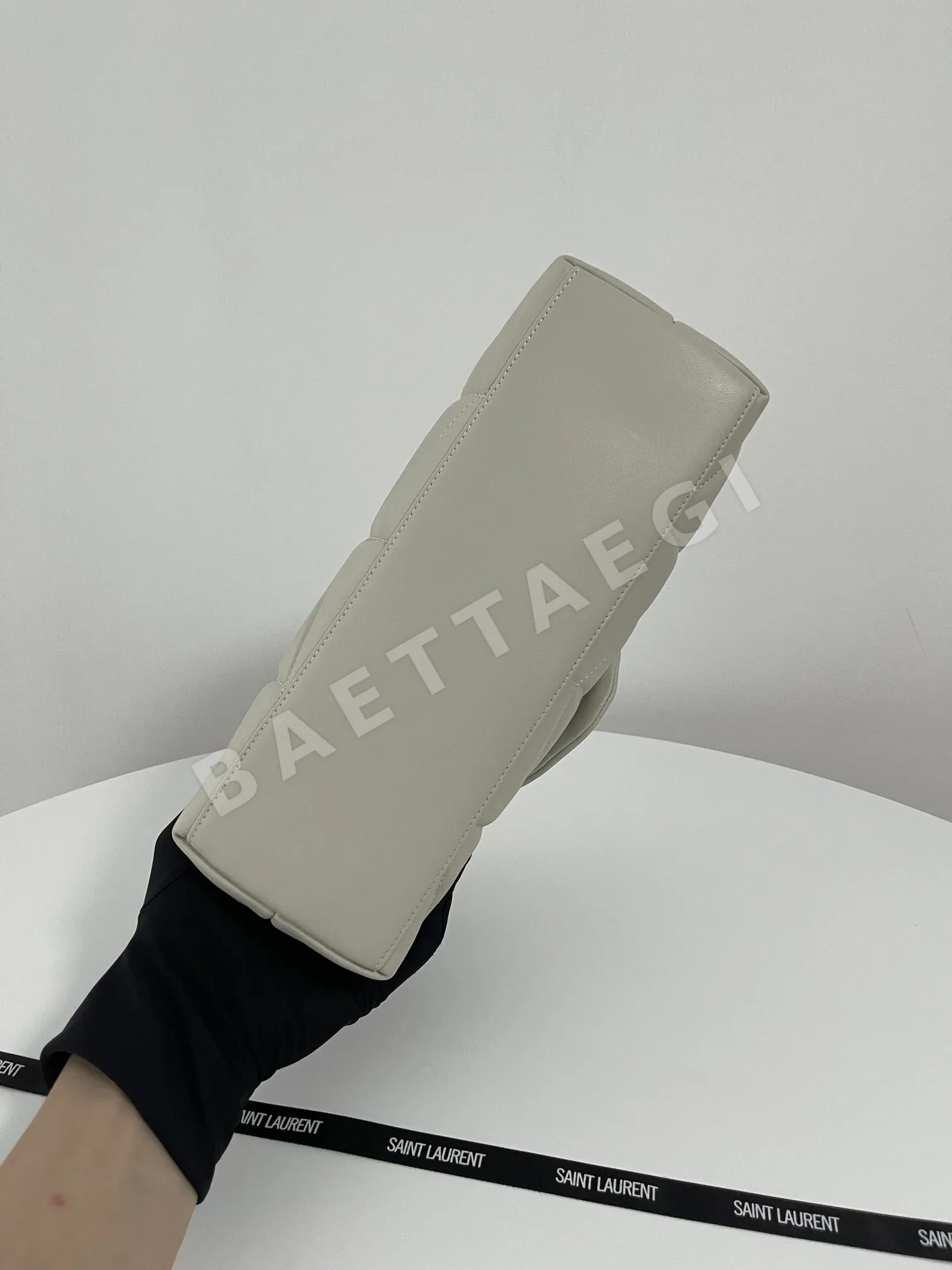 생로랑 루루 퍼퍼 스몰 퀼팅 램스킨 가방 상세 이미지 4