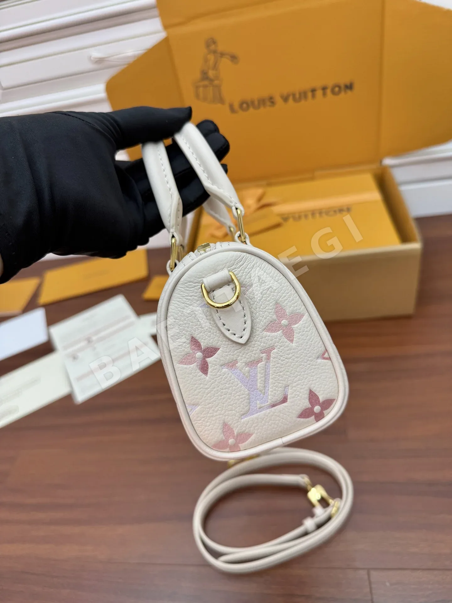 루이비통 M25591 가방 상세 이미지 9