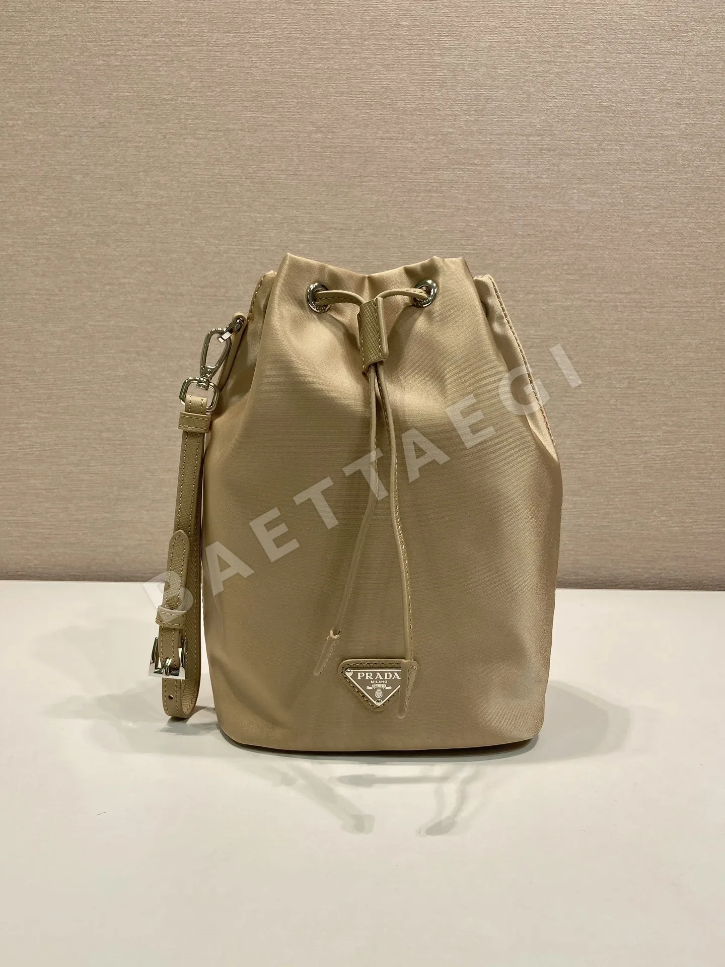 프라다 나일론 복주머니 클러치백 67950