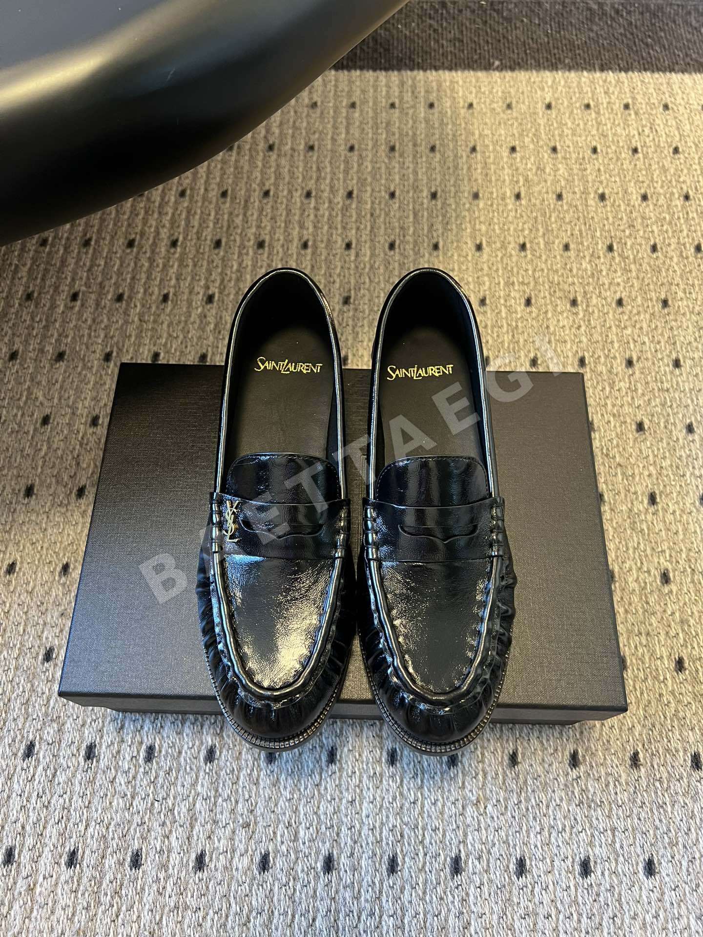 생로랑 YSL 메탈 로고 주름 로퍼 9378