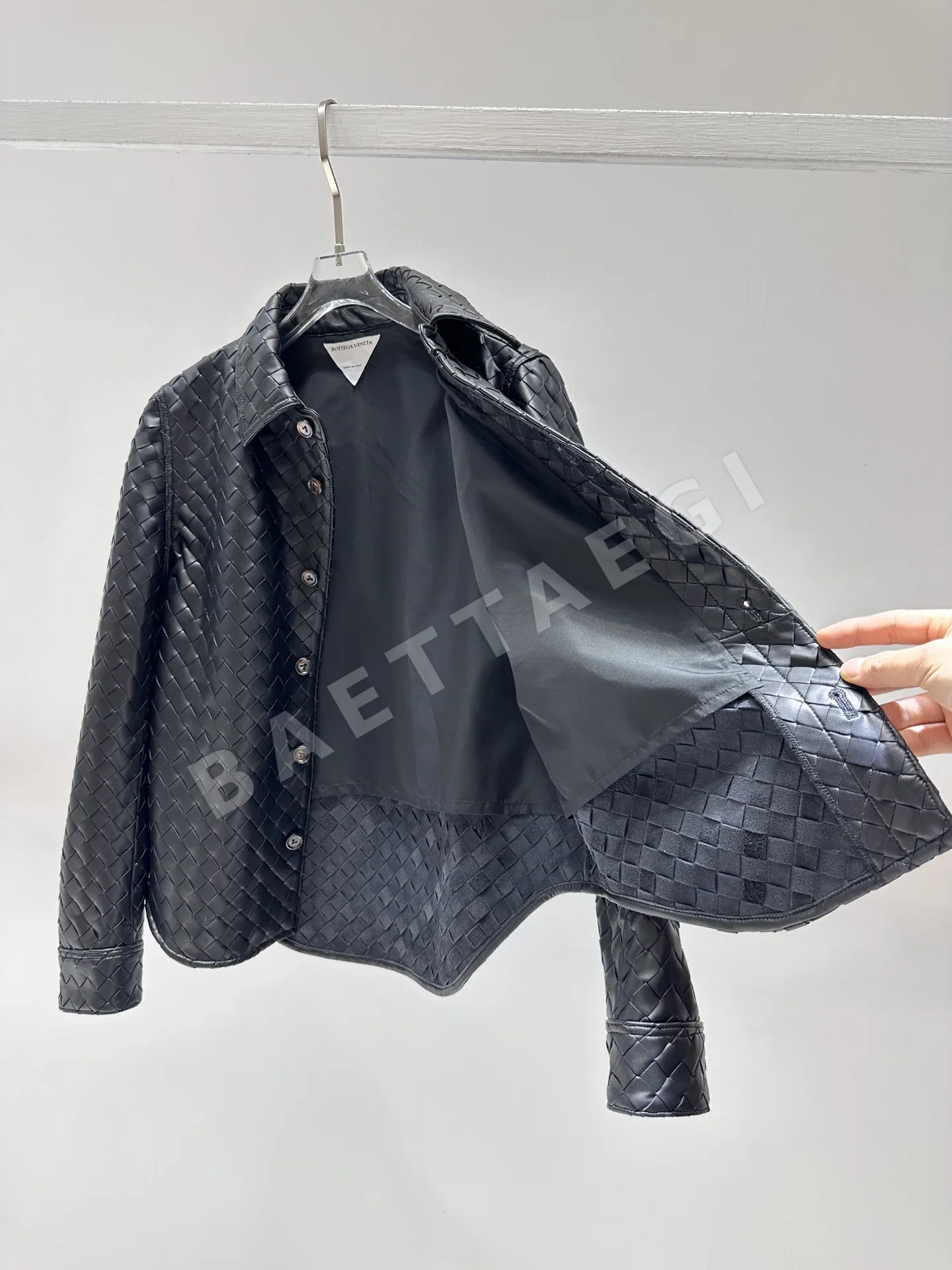 보테가베네타 오프숄더 램스킨 여성 자켓 상세 이미지 3