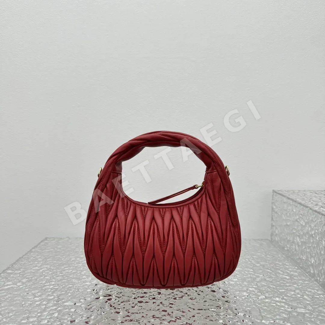 미우미우 완더 램스킨 호보백 상세 이미지 4