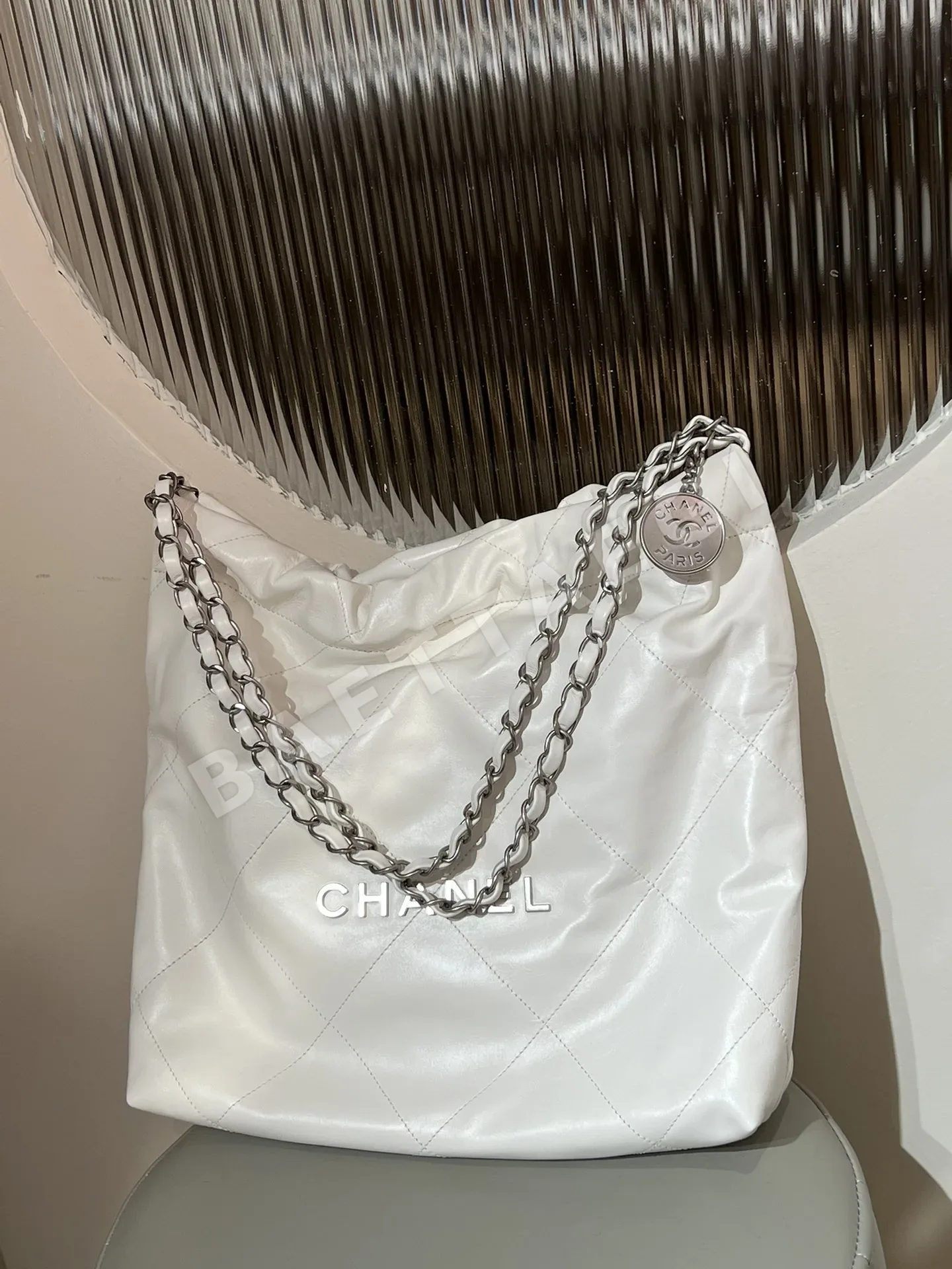샤넬 화이트 소가죽 숄더백 상세 이미지 8