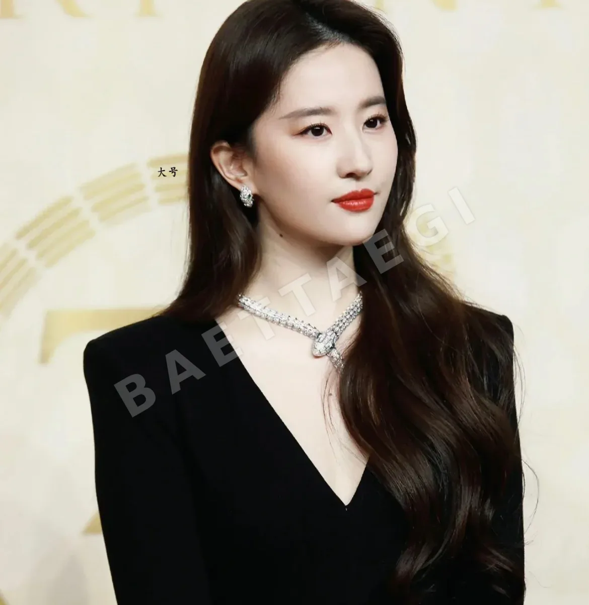 불가리 뱀 모티브 에메랄드 파베 다이아몬드 귀걸이 상세 이미지 2