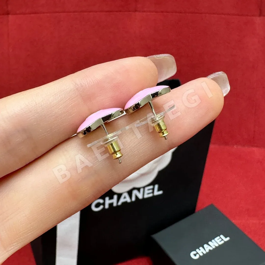 샤넬 하트 에나멜 더블 C 스터드 귀걸이 상세 이미지 5