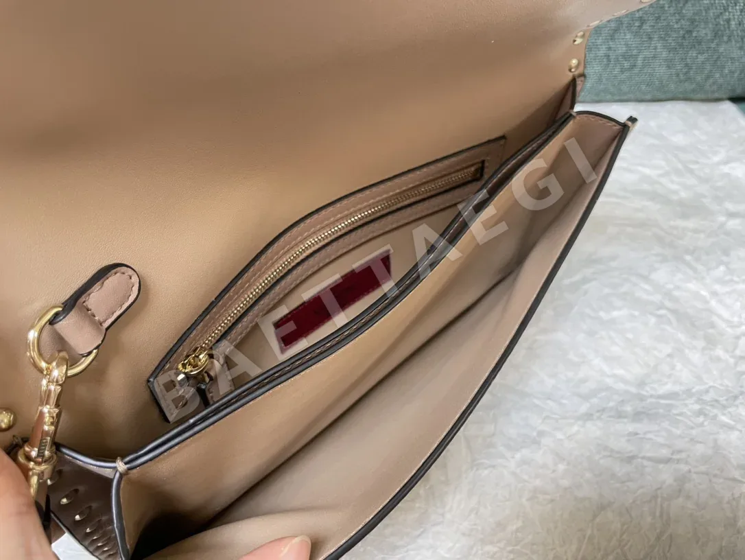 발렌티노 락스터드 카프스킨 클러치백 상세 이미지 9