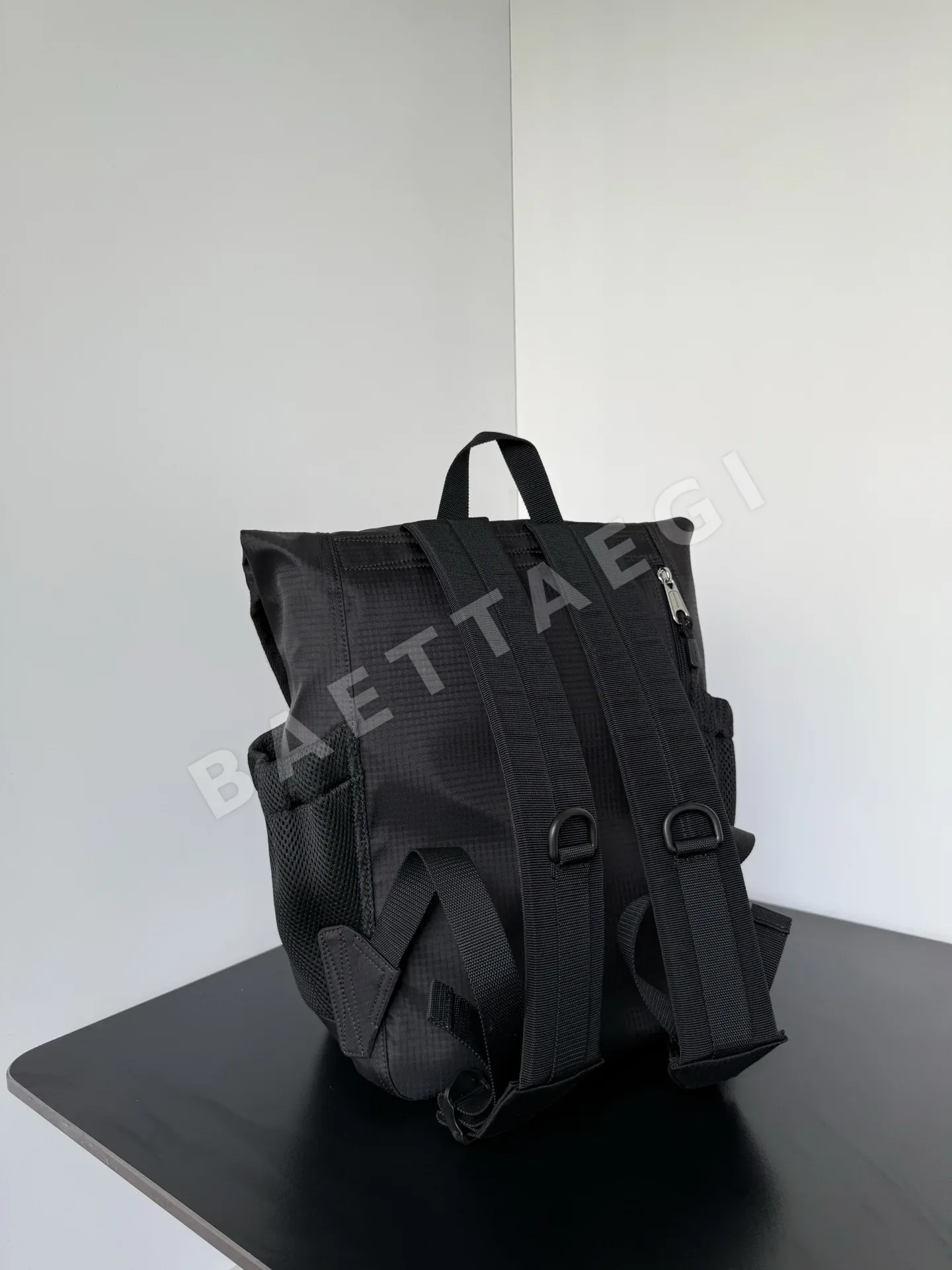 발렌시아가 나일론 하이크 가방 상세 이미지 3
