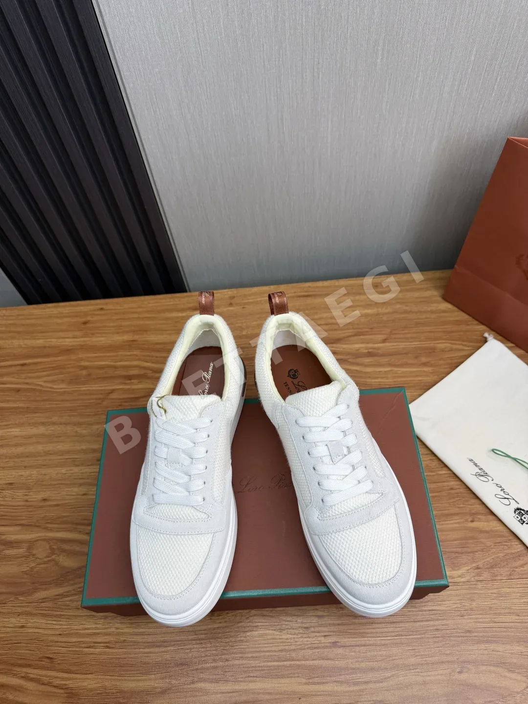 로로피아나 스웨이드 소가죽 남성 스니커즈 상세 이미지 2