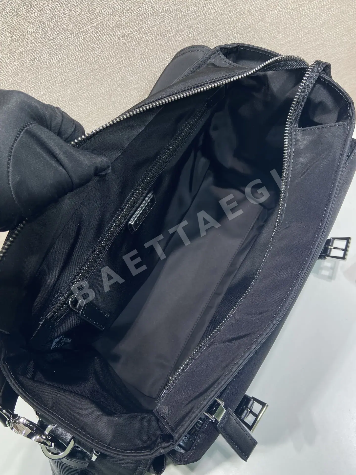 프라다 익스플로어 멀티 포켓 핸드백 상세 이미지 8
