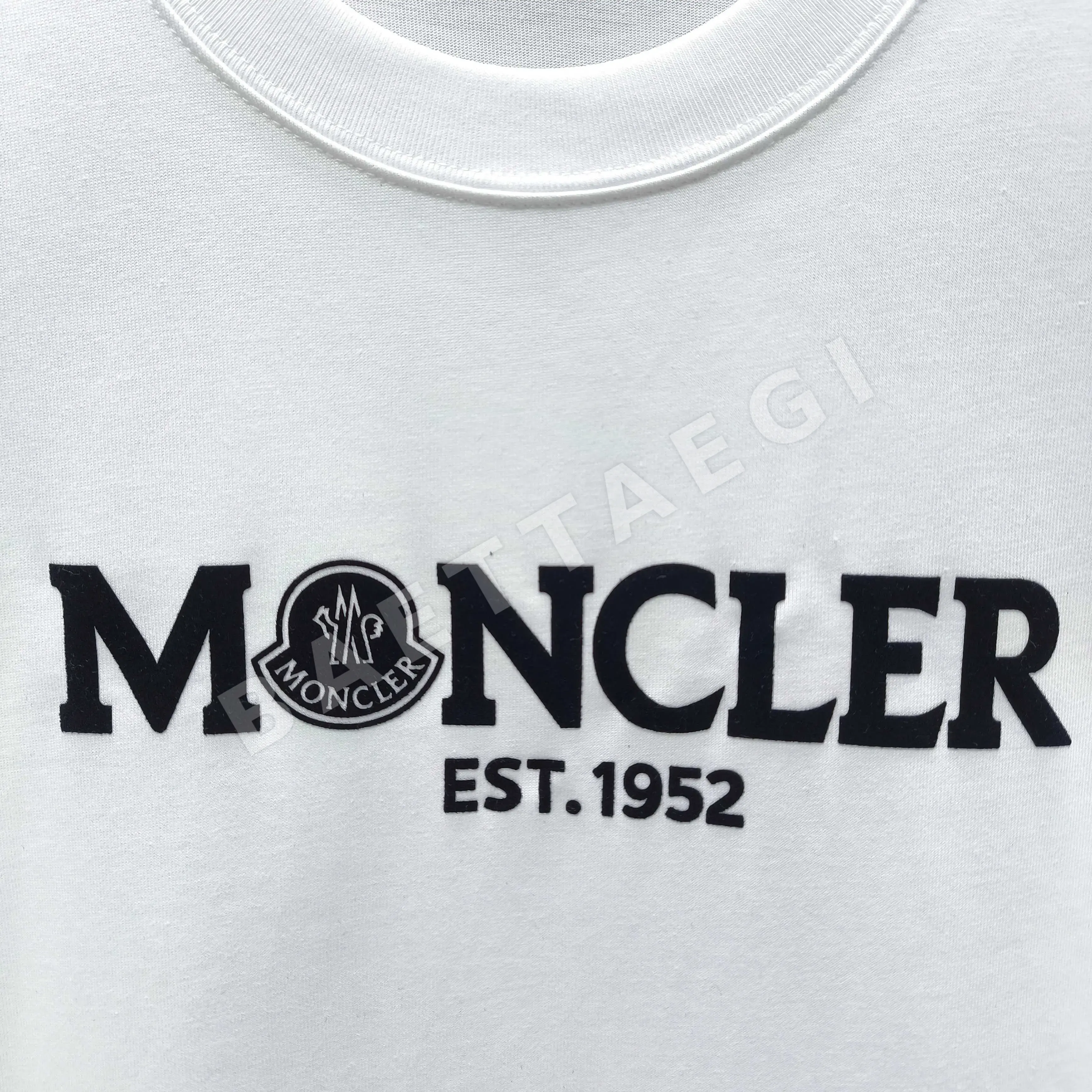 몽클레르 플로키 가공 레터 프린트 여성 반팔 티셔츠 상세 이미지 4