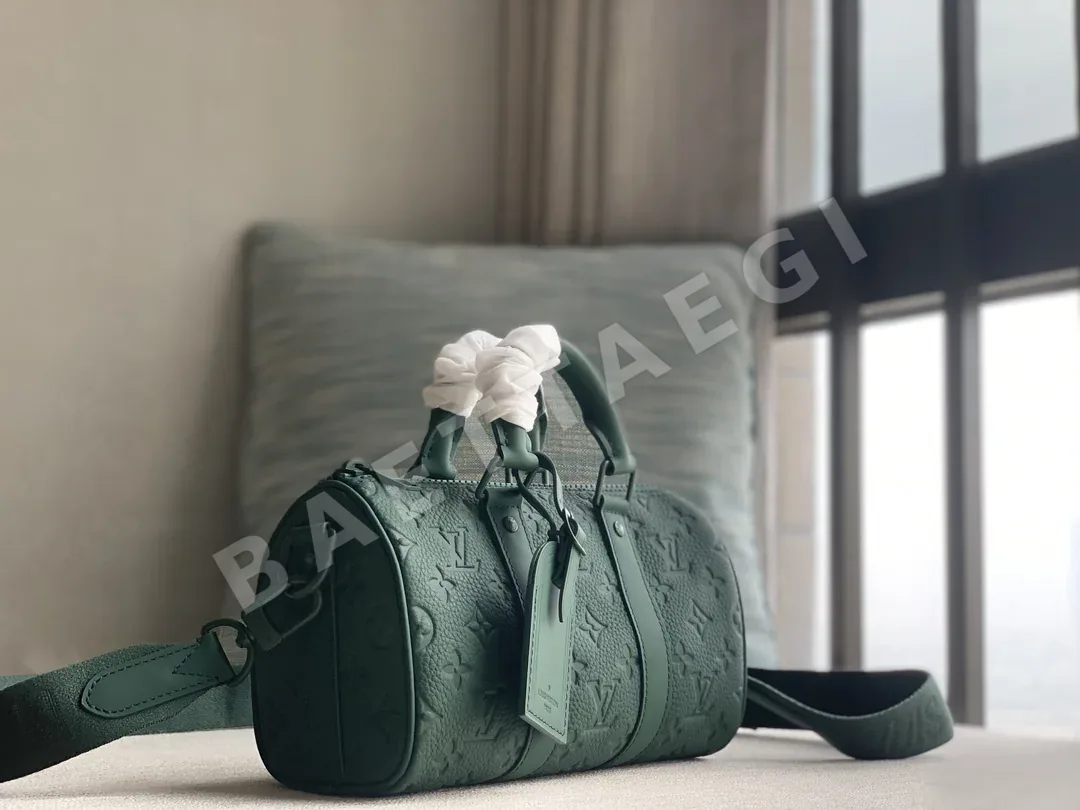 루이비통 모노그램 엠보스드 트리옹 가죽 키폴 가방 M24432 상세 이미지 2