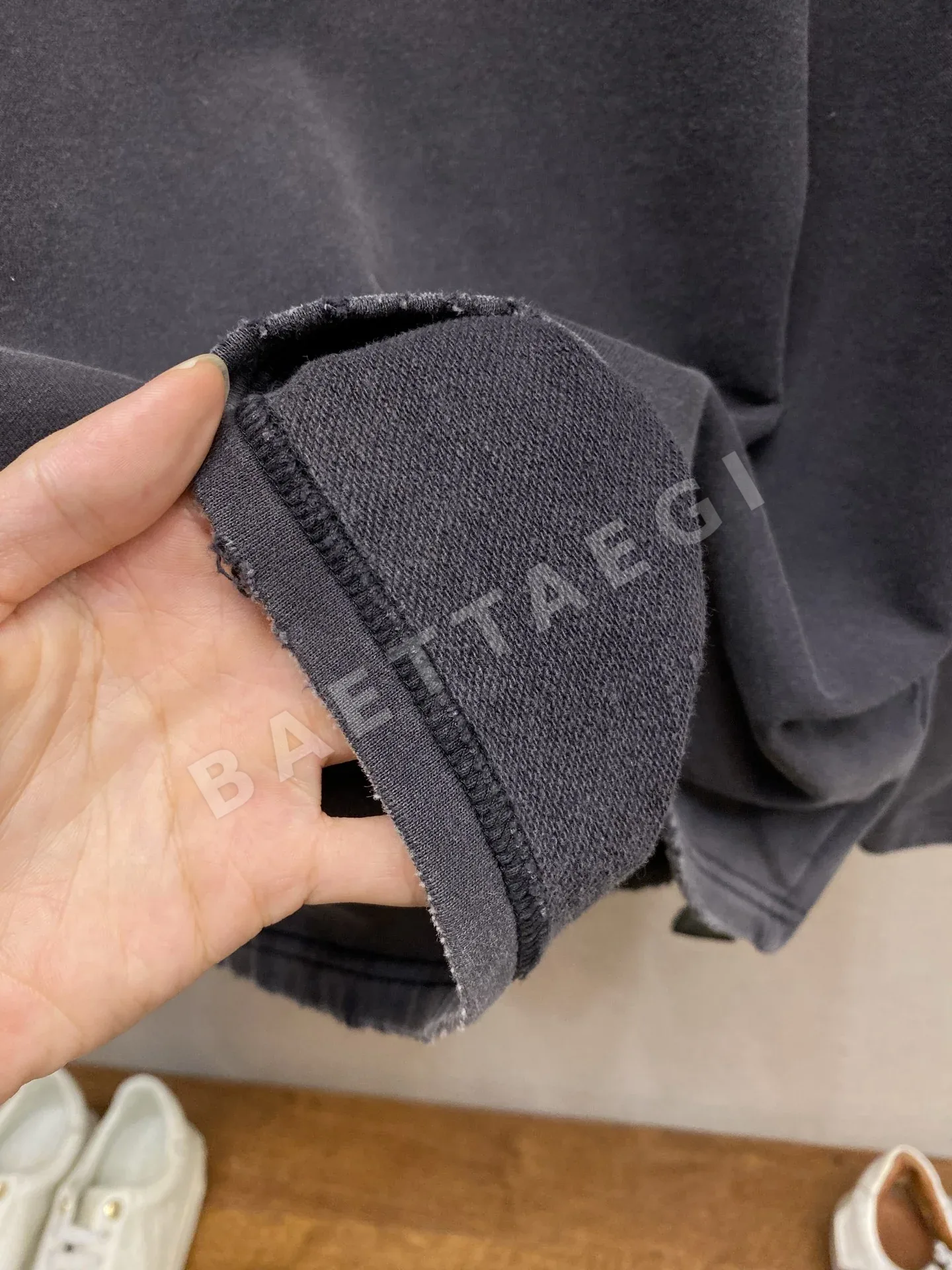 발렌시아가 코튼 로고 프린트 터틀넥 긴팔 티셔츠 상세 이미지 7