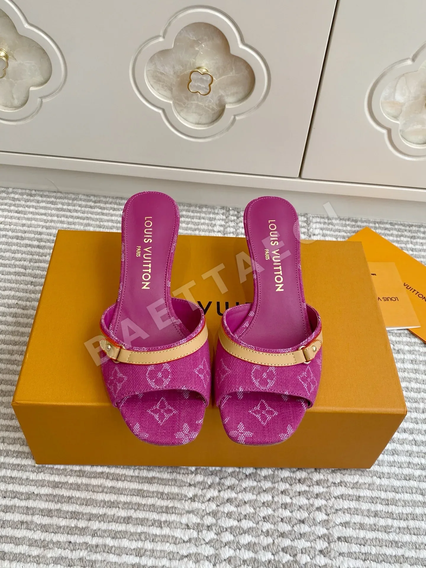 루이비통 LV 키티 힐 뮬 41835