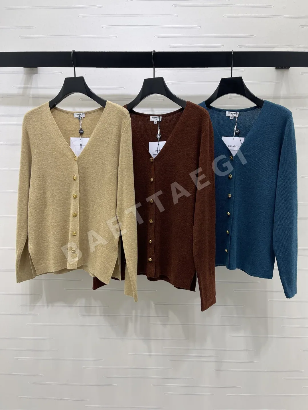 샤넬 V넥 메탈 버튼 여성 울 코튼 가디건 154622