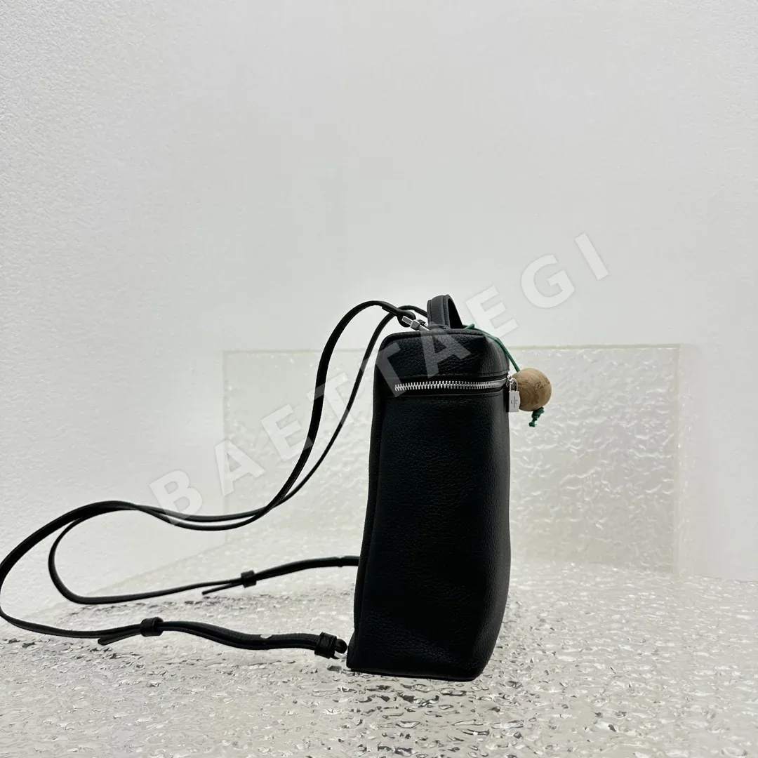 로로피아나 블랙 소가죽 백팩 상세 이미지 2