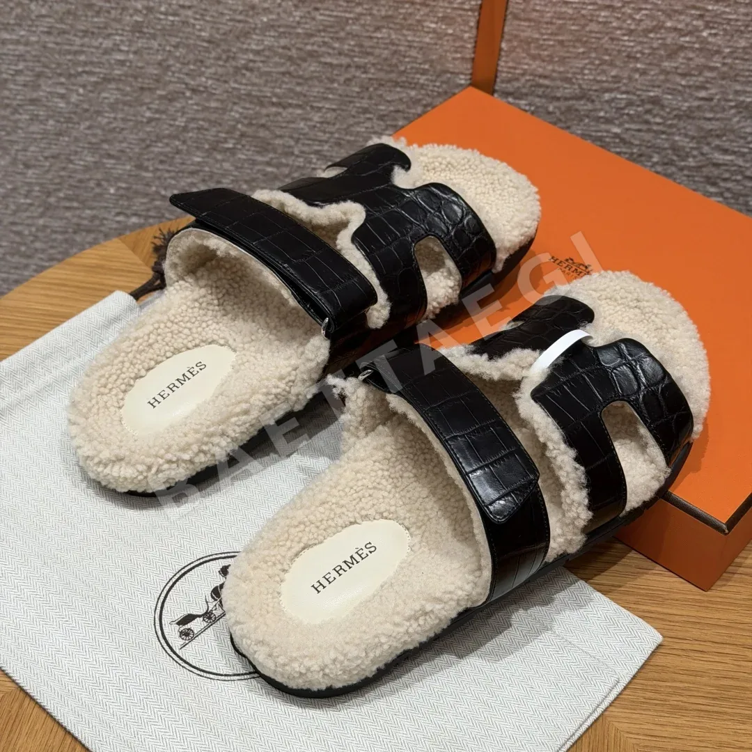 에르메스 시프레 샌들 블랙 가죽 시그니처 컷아웃 상세 이미지 2