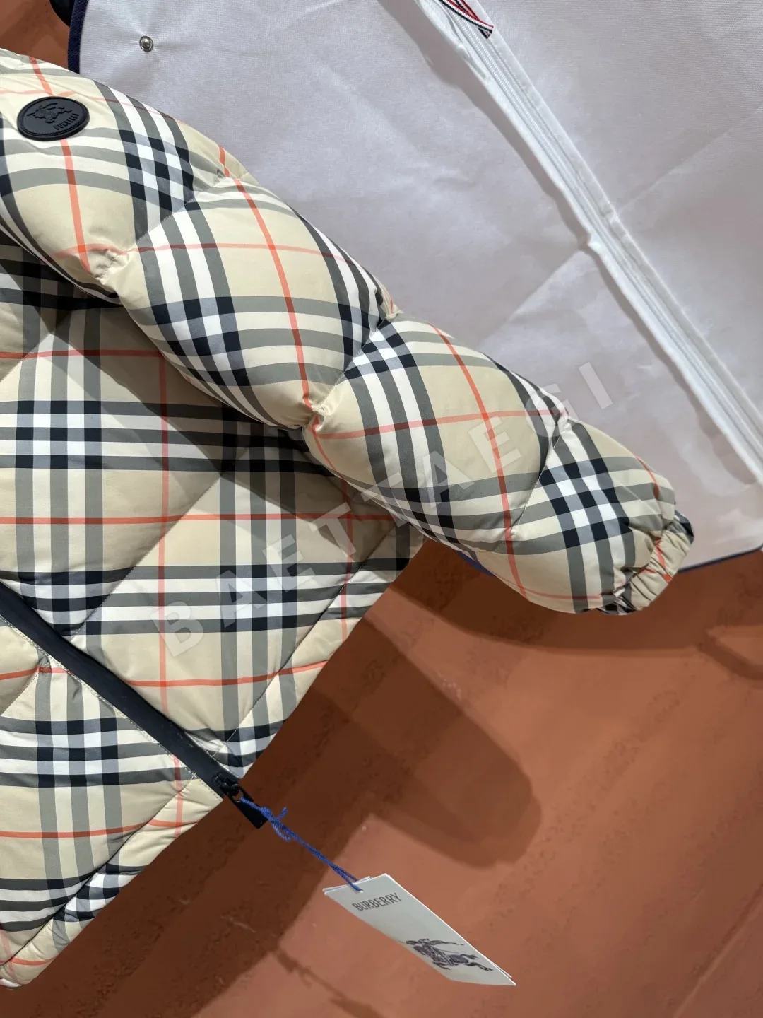 버버리 여성 화이트 덕다운 패딩 상세 이미지 5
