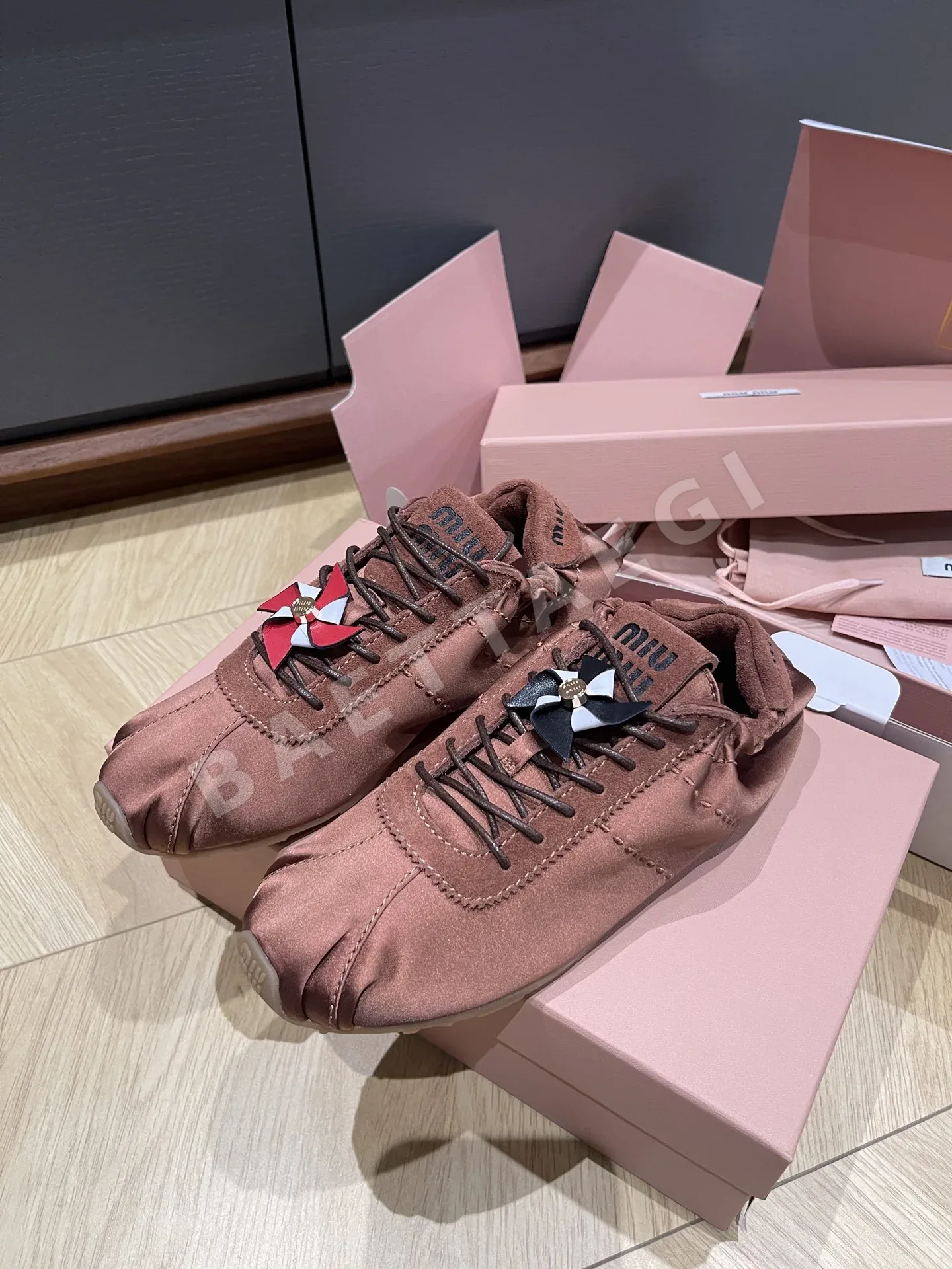 미우미우 실크 스웨이드 발레 슈즈 24230