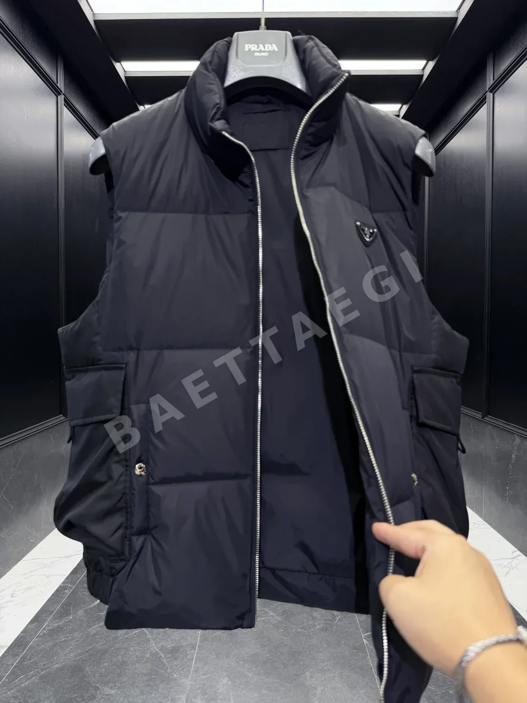 프라다 리나일론 다운 조끼 상세 이미지 8