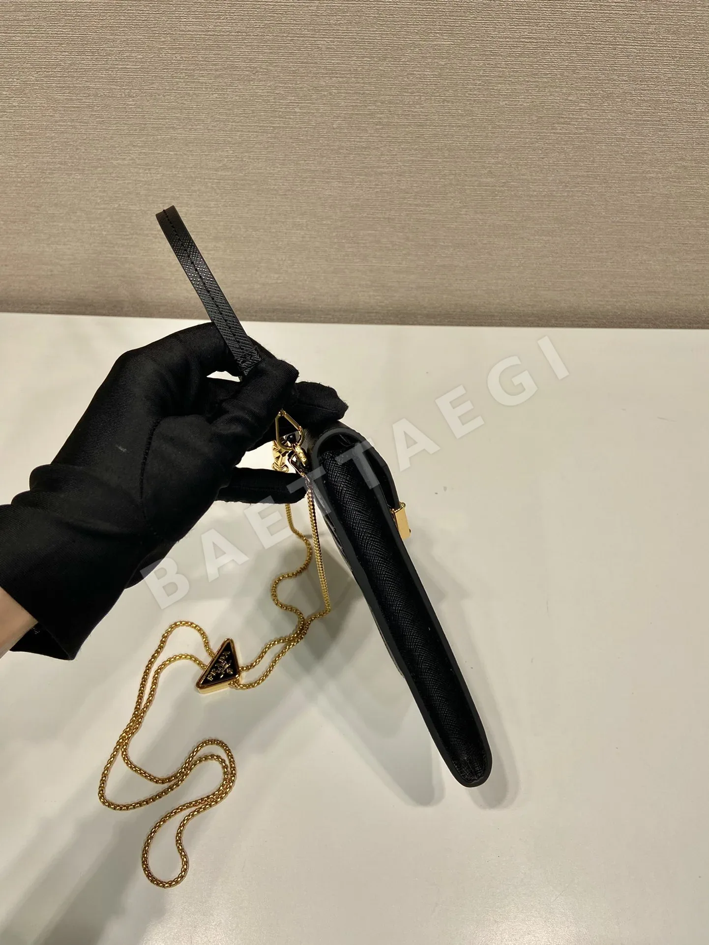 프라다 에나멜 삼각 로고 카드 슬롯 미니 핸드백 1BP050 상세 이미지 7