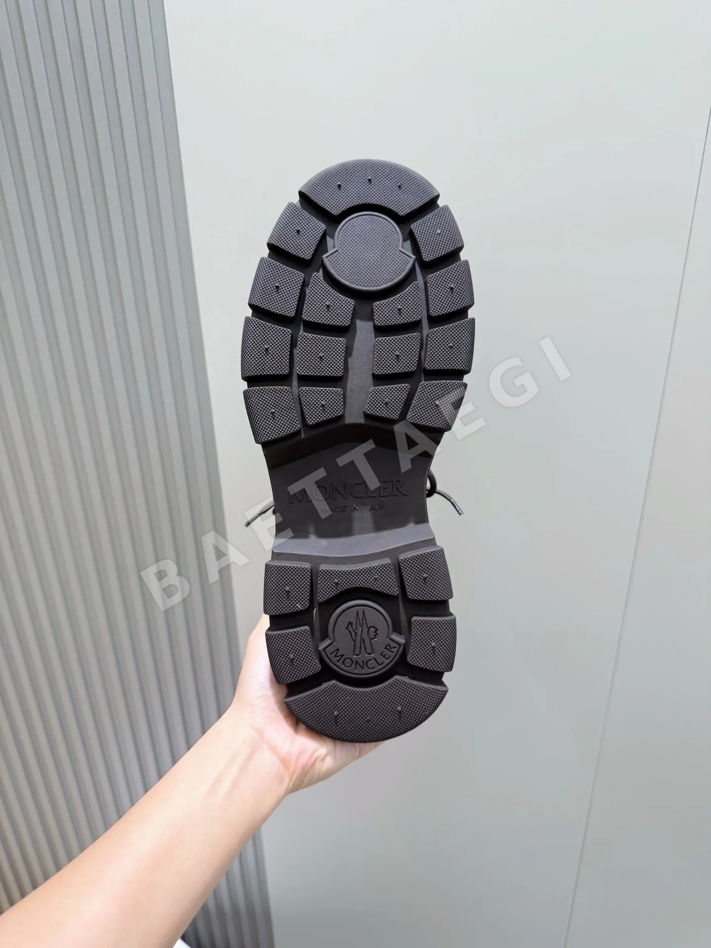 몽클레르 부츠 남성 가죽 하이컷 디자인 상세 이미지 9