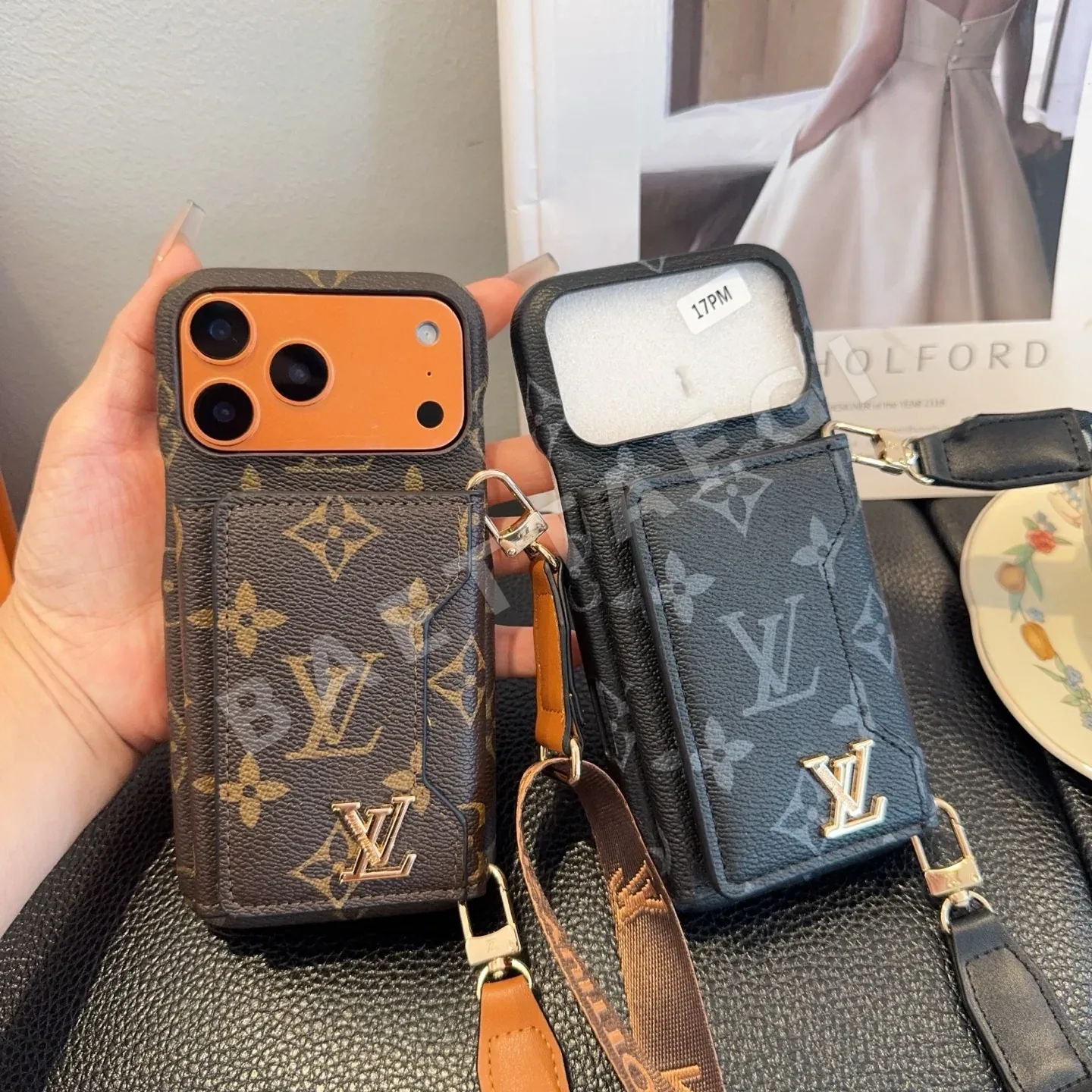 루이비통 LV 모노그램 크로스바디 카드 폰 케이스 상세 이미지 2