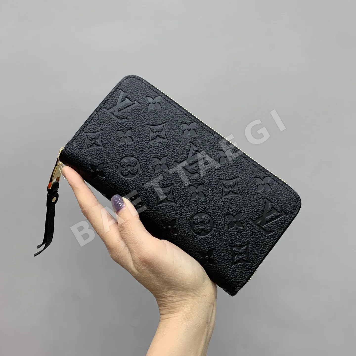 루이비통 올블랙 엠보싱 소가죽 지퍼 지갑 M61864