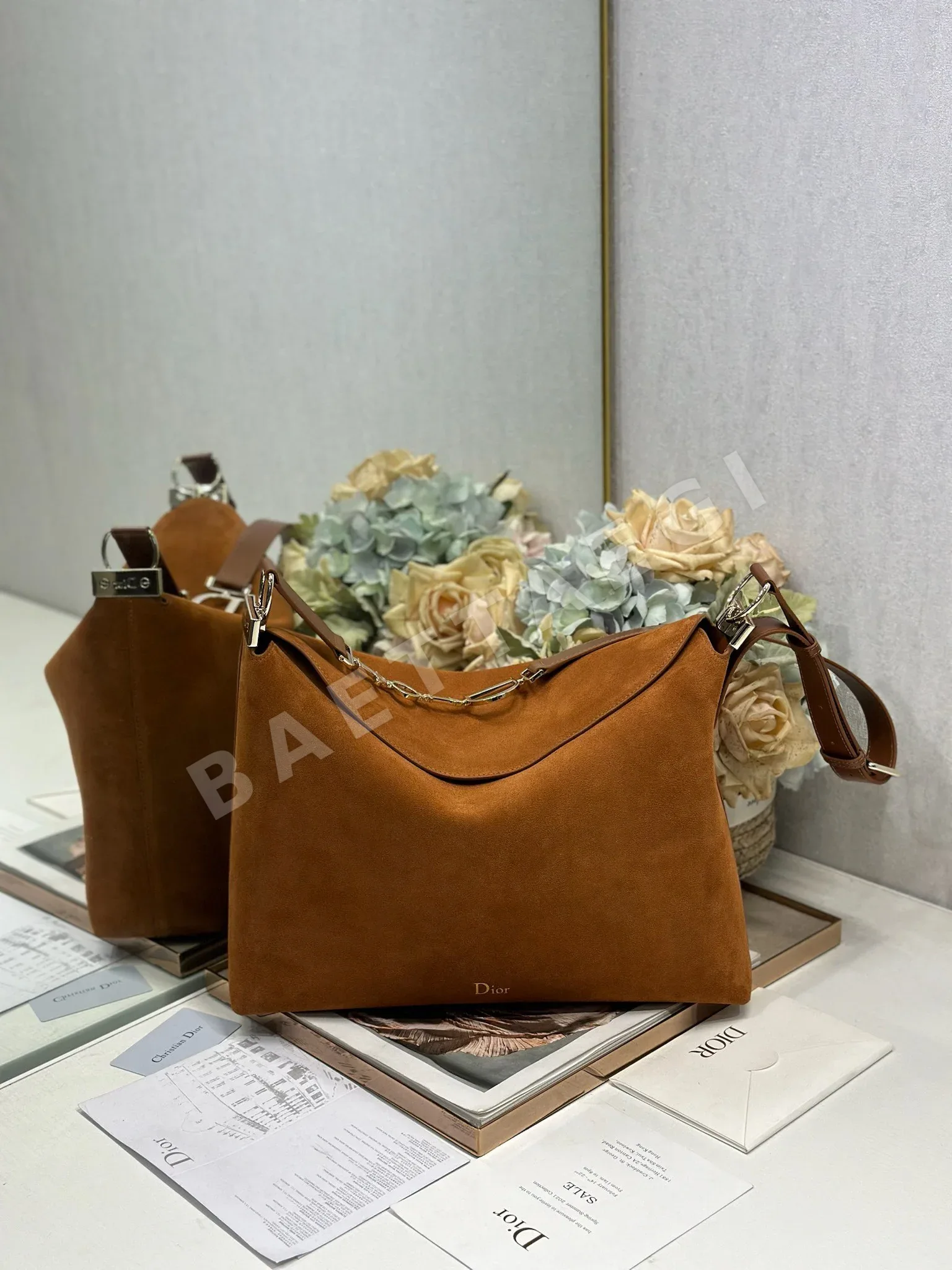 디올 라지 호보 스웨이드 가죽 가방 상세 이미지 1