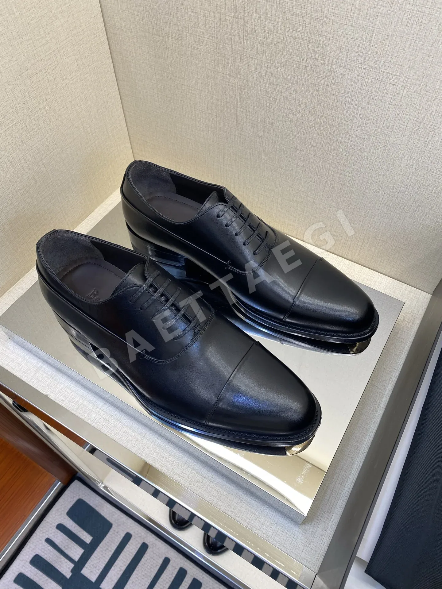 벨루티 로퍼 가죽 하이글로스 디자인 상세 이미지 3