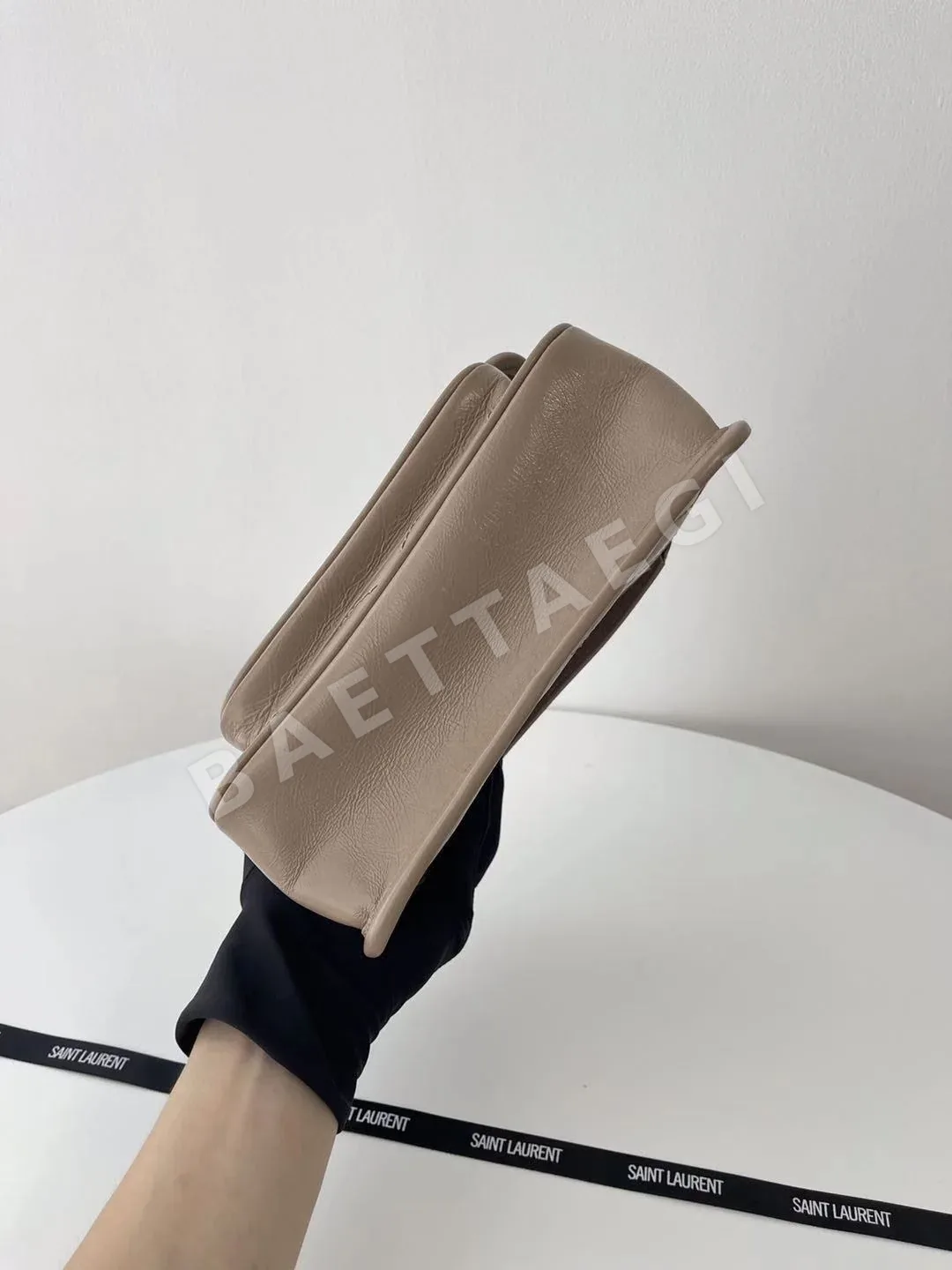 생로랑 니키 스몰 밀크티 소가죽 가방 상세 이미지 4