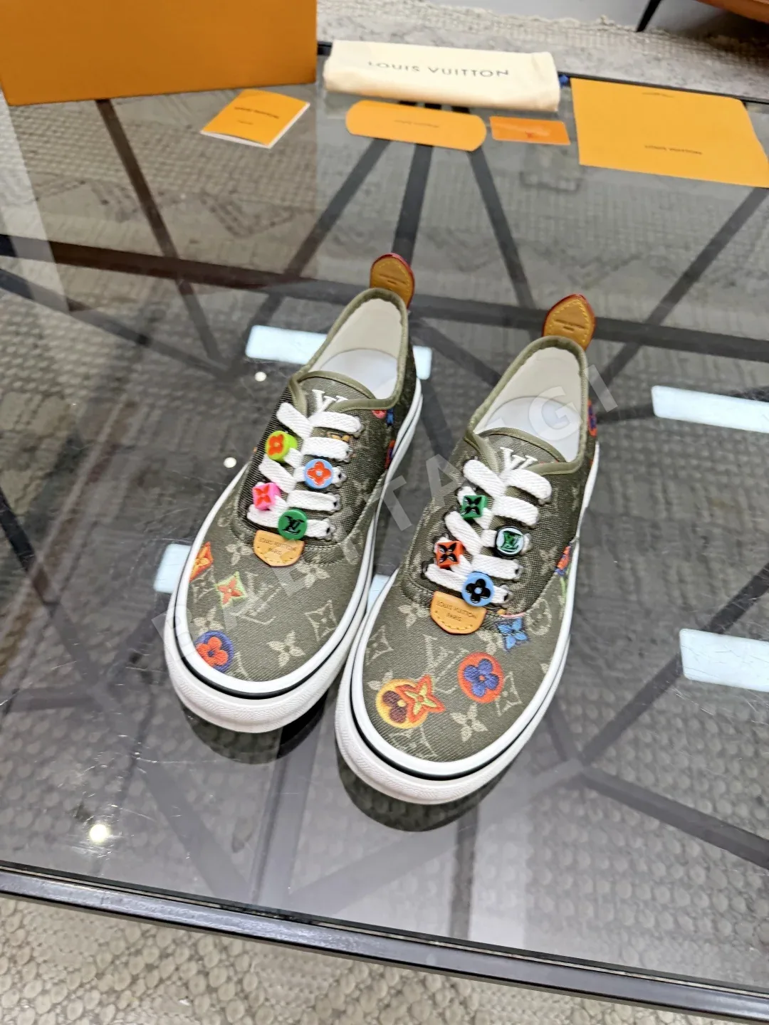 루이비통 스니커즈 린넨 자수 로고 상세 이미지 3