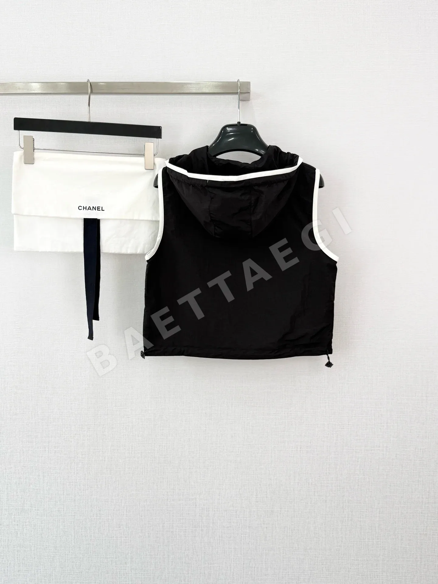 샤넬 나일론 후드 베스트 포함 반팔 티셔츠 상세 이미지 2