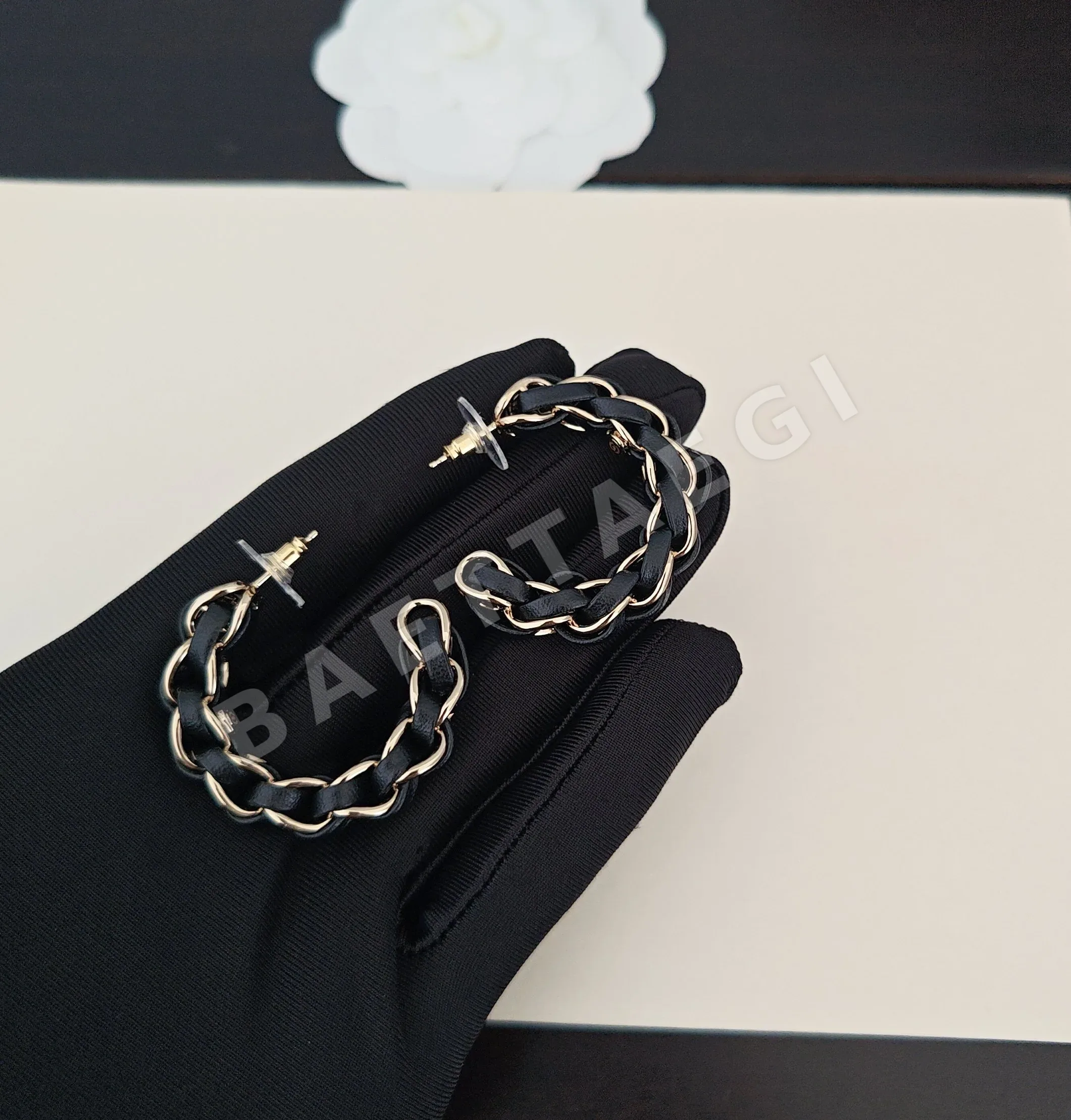 샤넬 블랙 가죽 케이블 니트 이어후크 귀걸이 65743