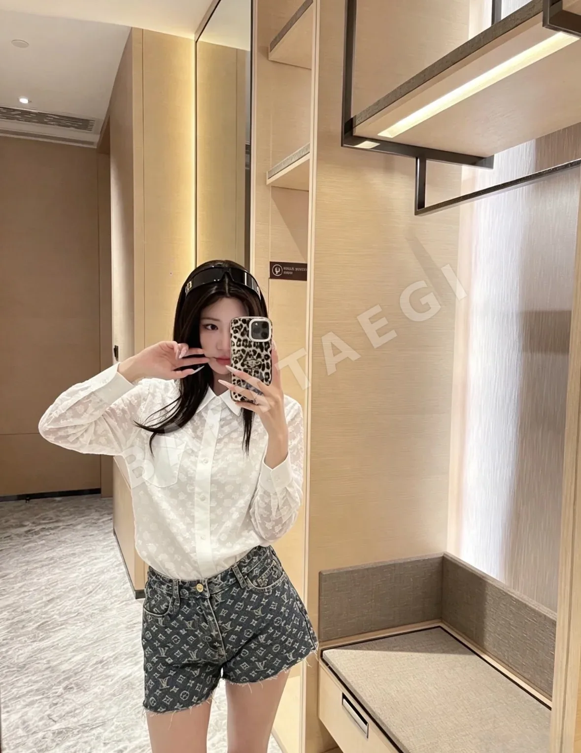 루이비통 벨벳 자카드 드롭숄더 여성 셔츠 상세 이미지 9