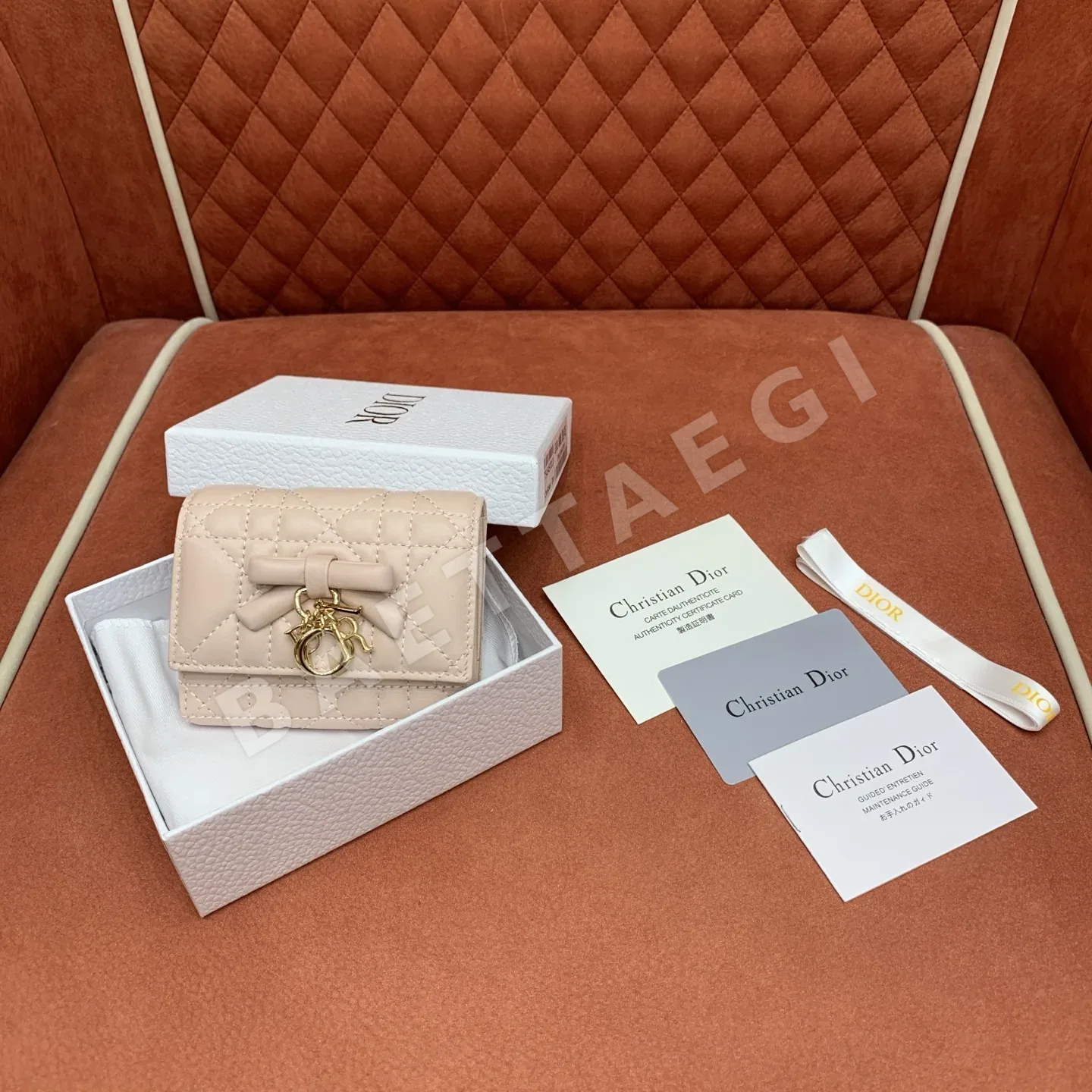 디올 카나쥬 리본 장식 램스킨 삼단 반지갑 142562