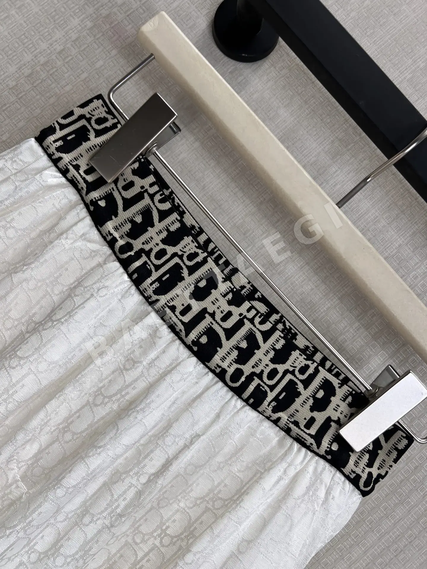 디올 레터 프린트 레이온 여성 바지 상세 이미지 3