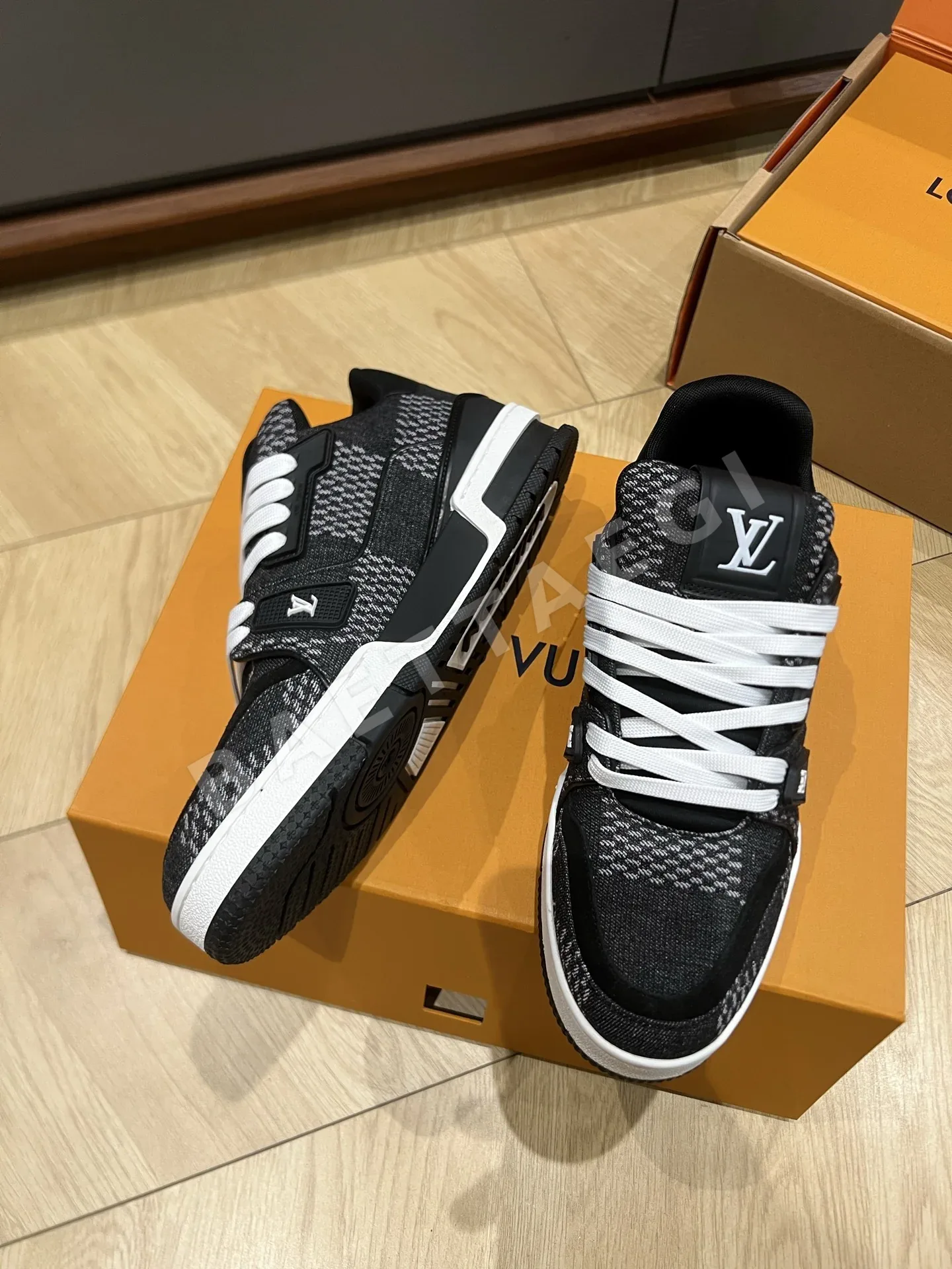 루이비통 트레이너 로우탑 가죽 스니커즈 상세 이미지 8