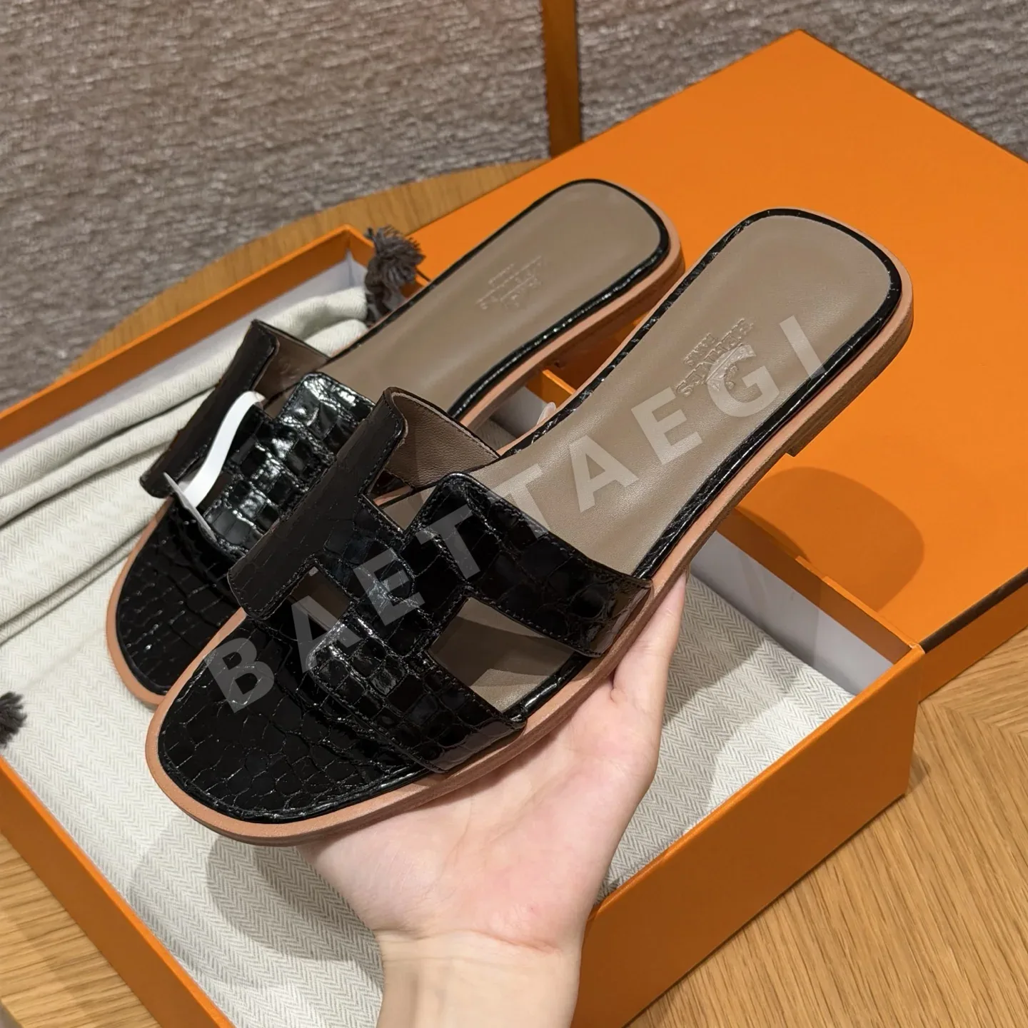 에르메스 오란 슬리퍼 악어가죽 샌들 상세 이미지 2