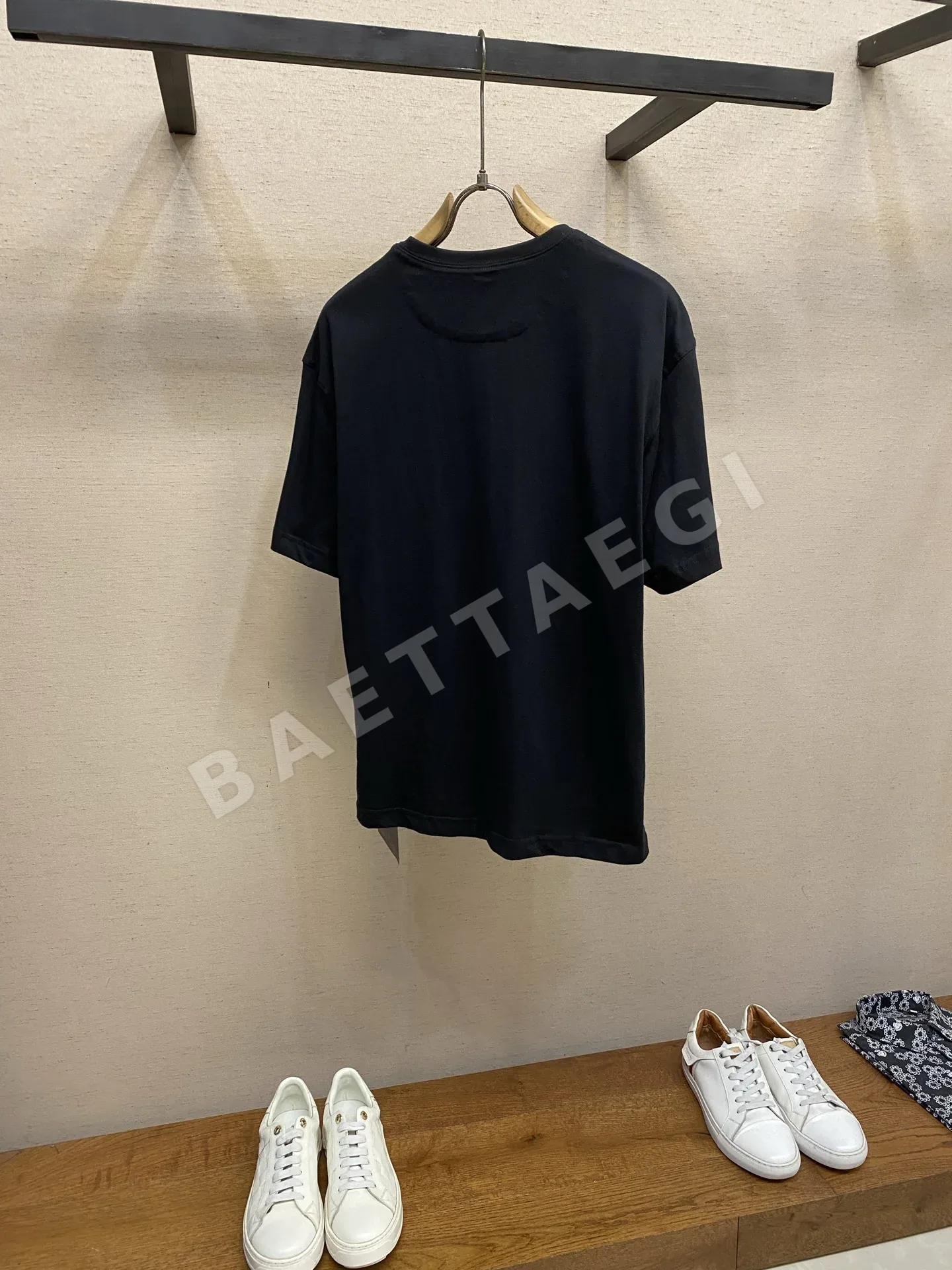 프라다 삼각로고 남성 반팔 티셔츠 상세 이미지 2
