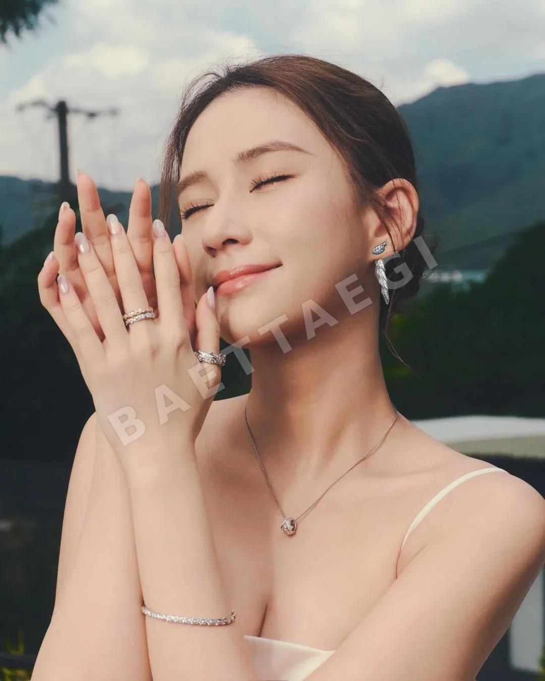 티파니 버드 온 어 락 페더 네로우 반지 상세 이미지 4