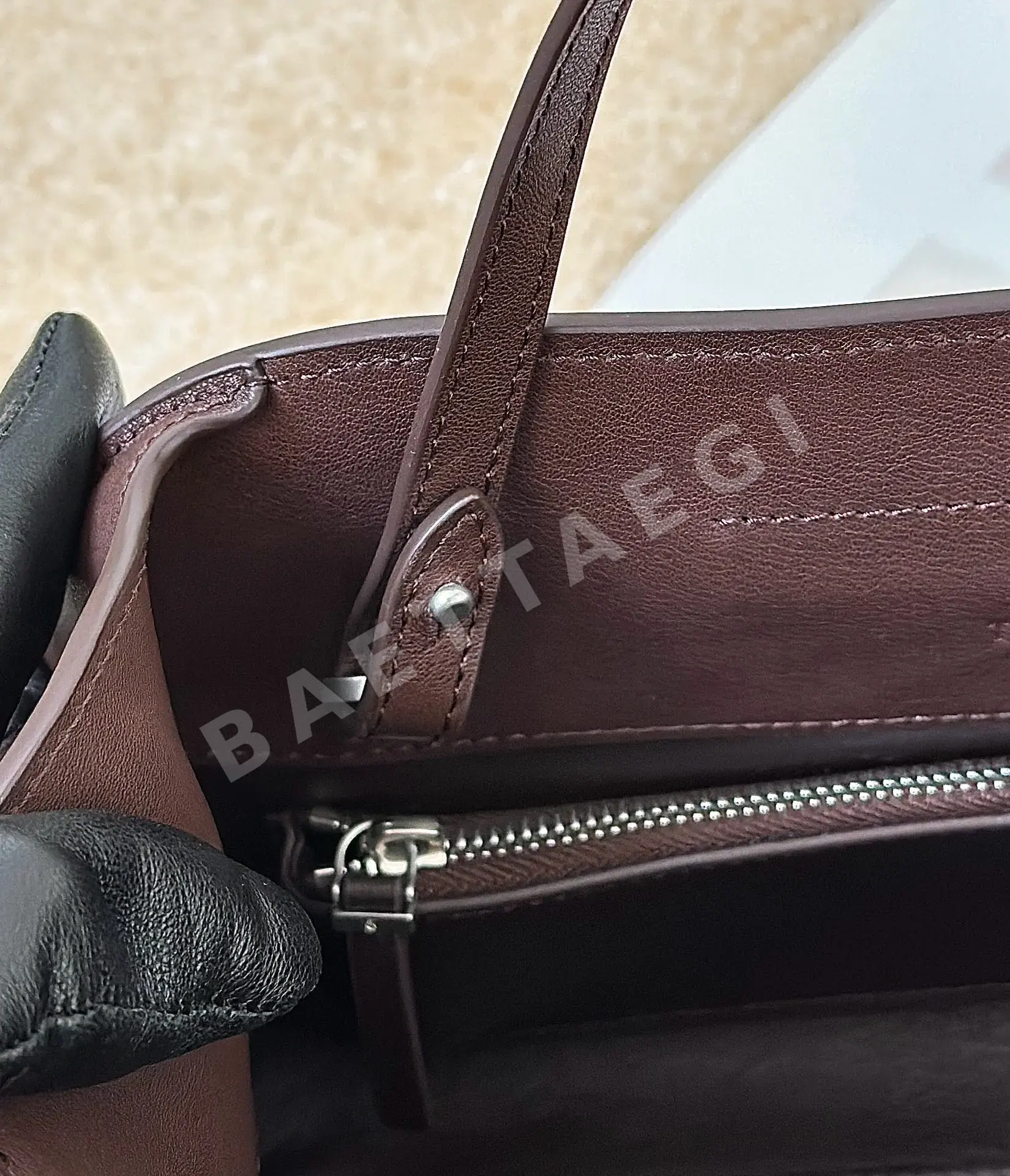 더로우 페기 클러치 가방 상세 이미지 6