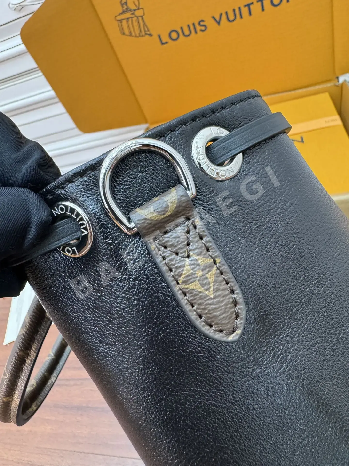 루이비통 다이아몬드 패턴 가죽 가방 M12587 상세 이미지 6