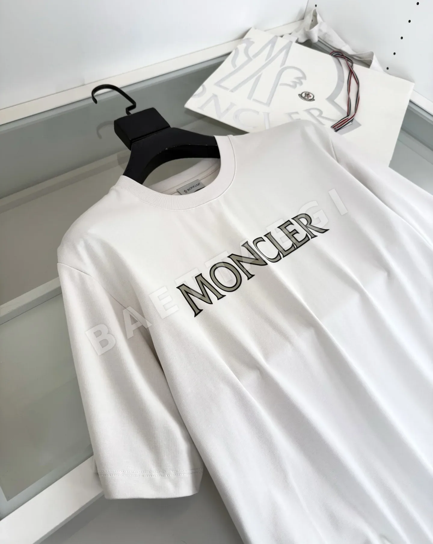 몽클레르 여성 로고 크루넥 반팔 티셔츠 상세 이미지 3