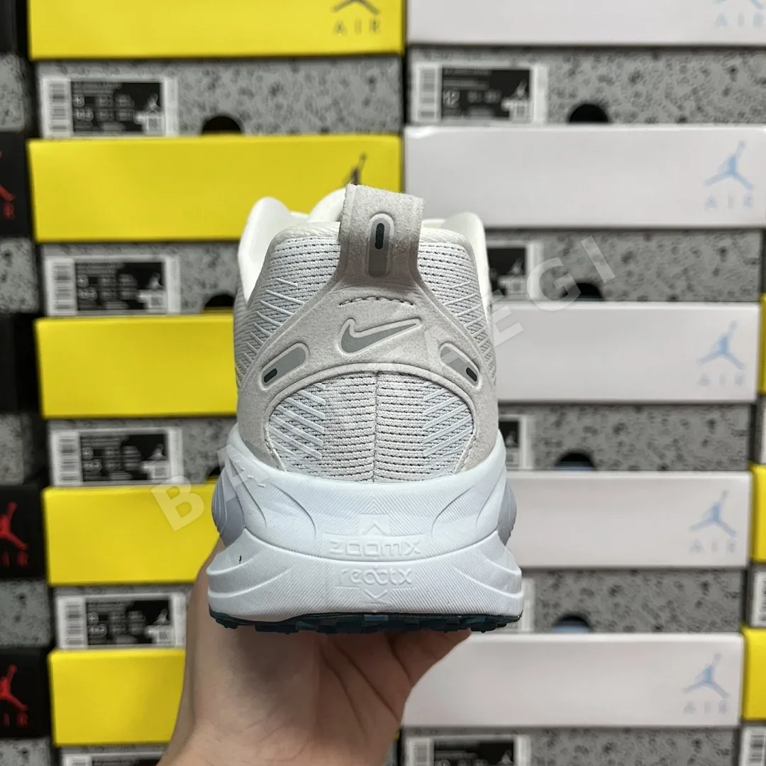 나이키 줌 보메로 18 HM6804-103 201102 Nike Zoom Vomero 18 상세 이미지 2