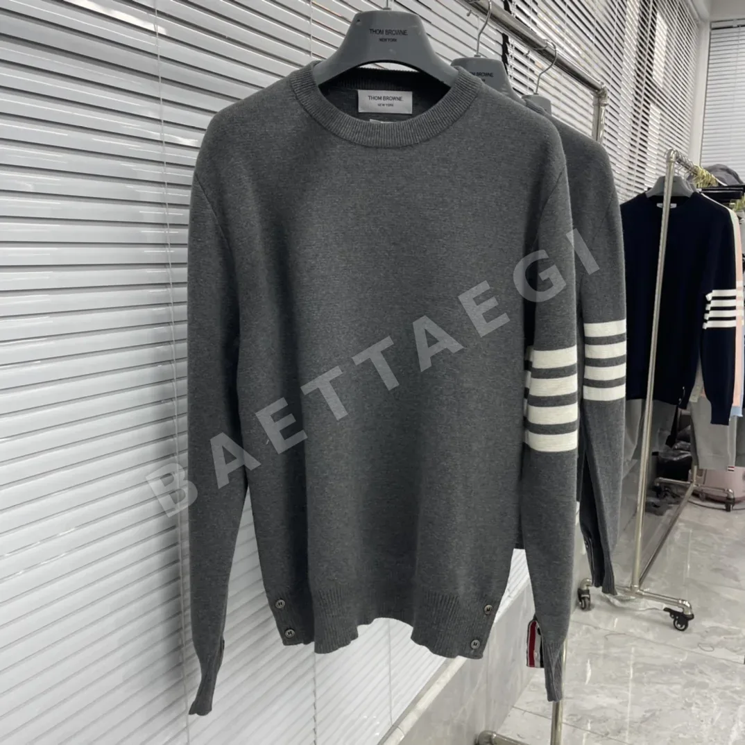 톰브라운 남성 니트 크루넥 스웨터 2 버튼 상세 이미지 5